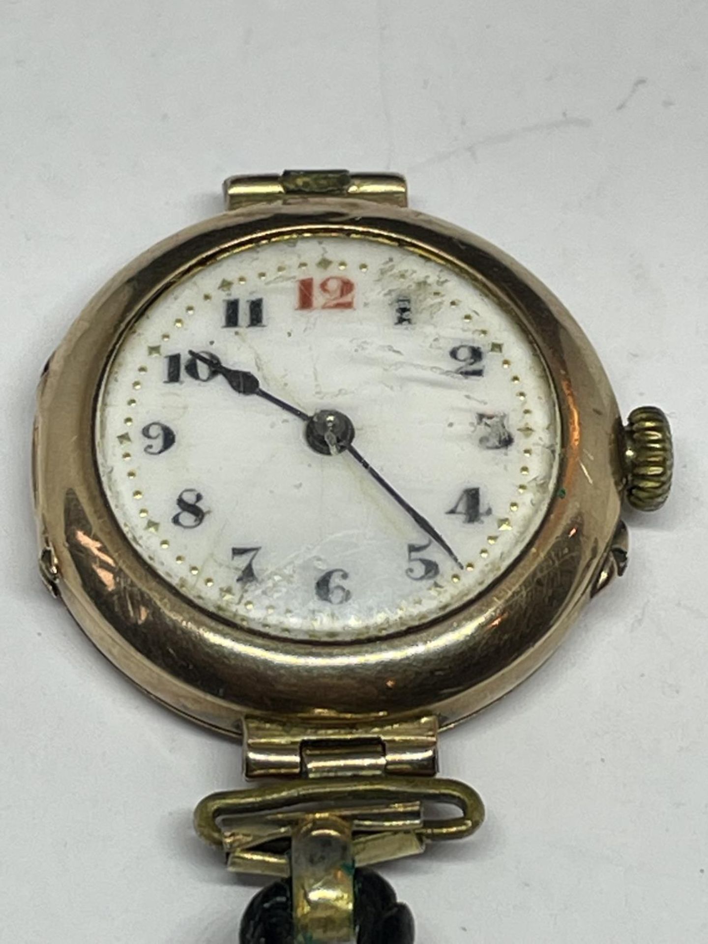 A MARKED 9 CARAT GOLD CASED WATCH WITH LEATHER STRAP IN NEED OF REPAIR - Image 5 of 12