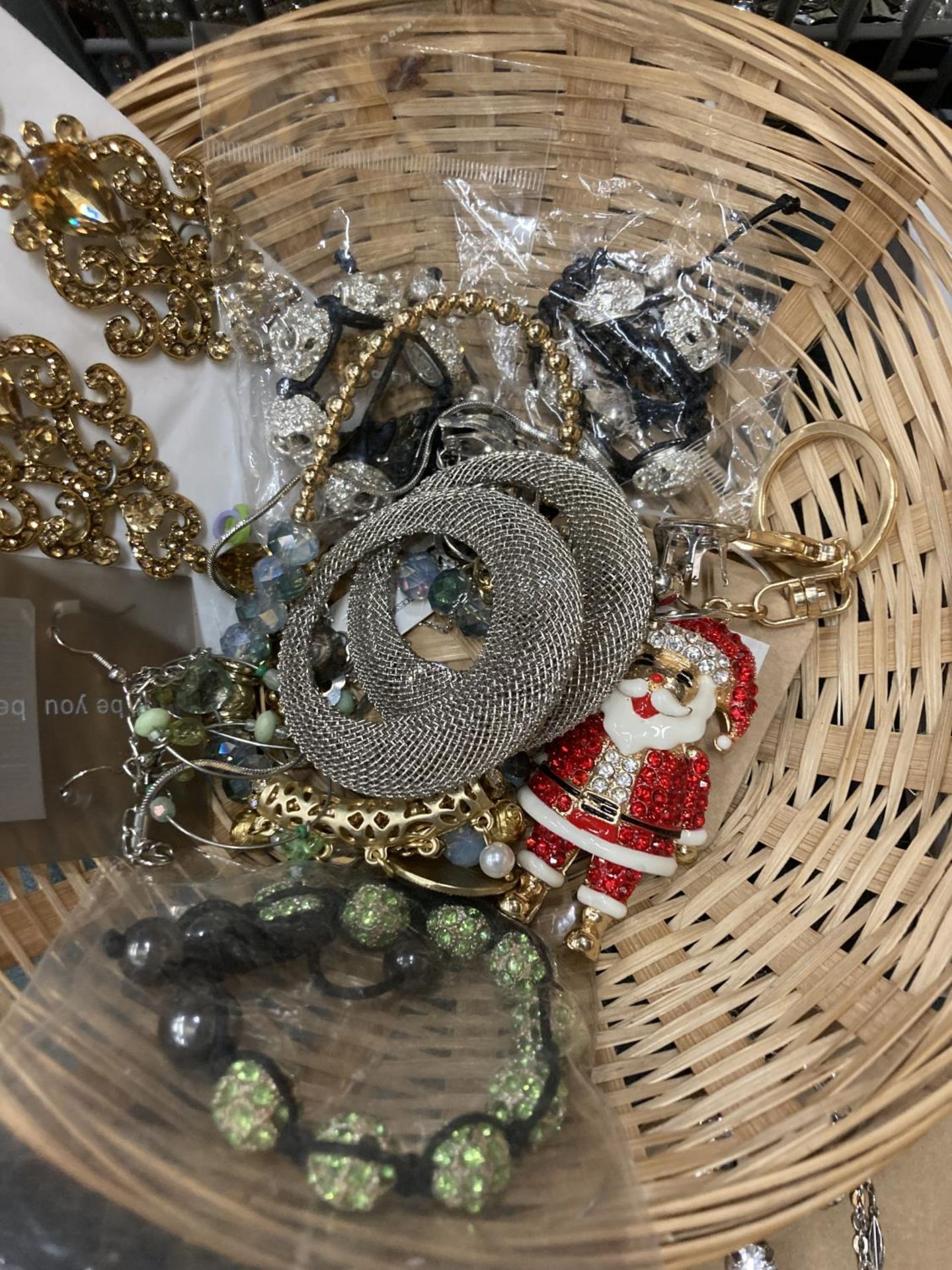 A QUANTITY OF COSTUME JEWELLERY TO INCLUDE RINGS, EARRINGS, BANGLES, NECKLACES, SOME BOXED - Image 6 of 10