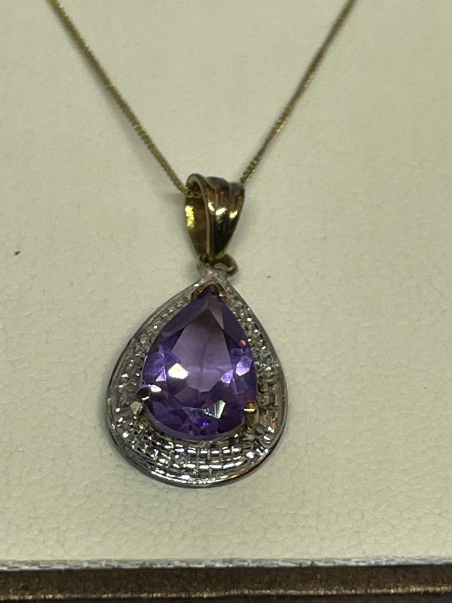A 9 CARAT GOLD NECKLACE WITH AN AMETHYST PENDANT IN A PRESENTATION BOX - Image 2 of 2