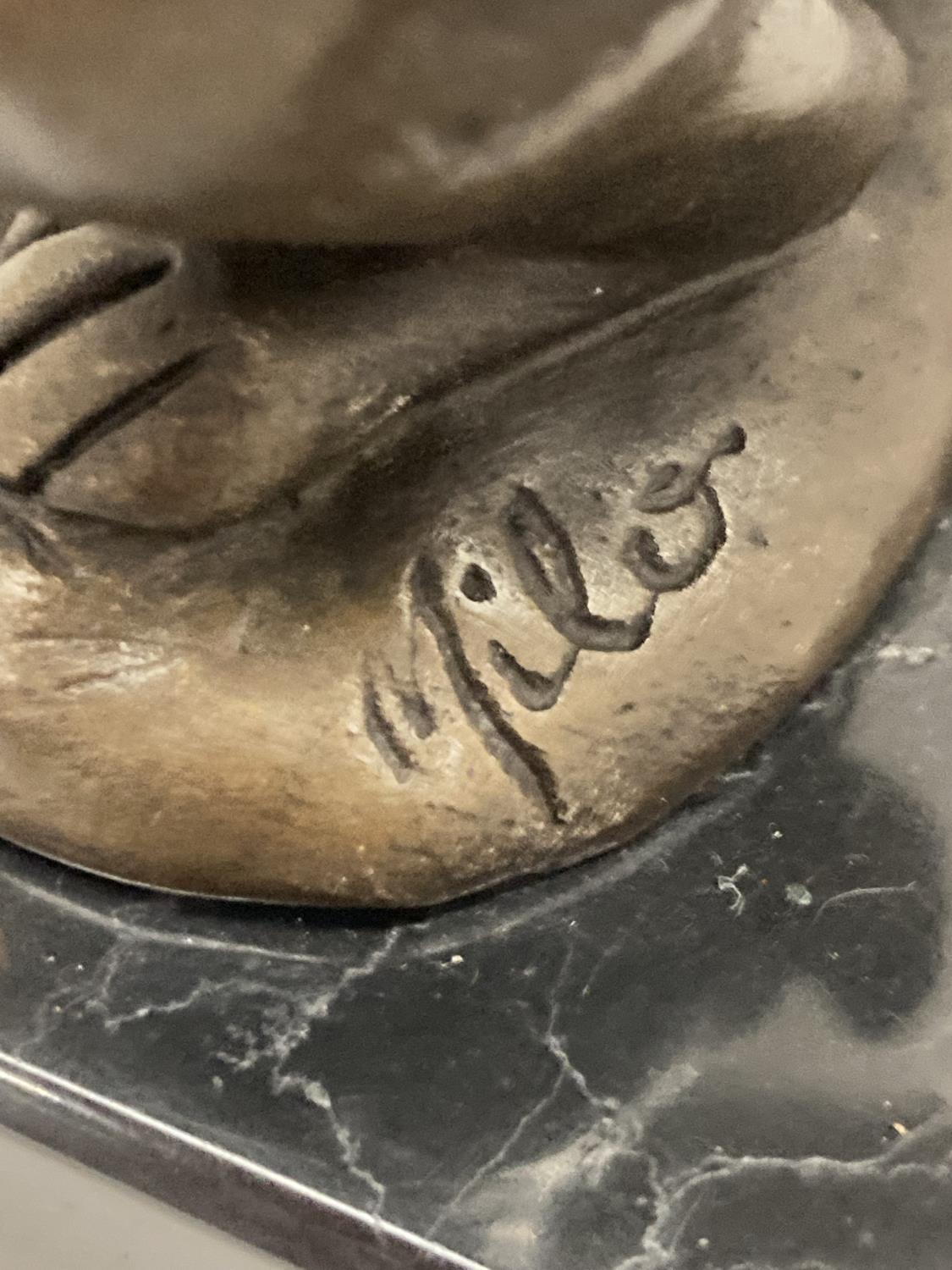 A SIGNED BRONZE RABBIT HOLDING HER BABY ON A MARBLE BASE - Image 7 of 10