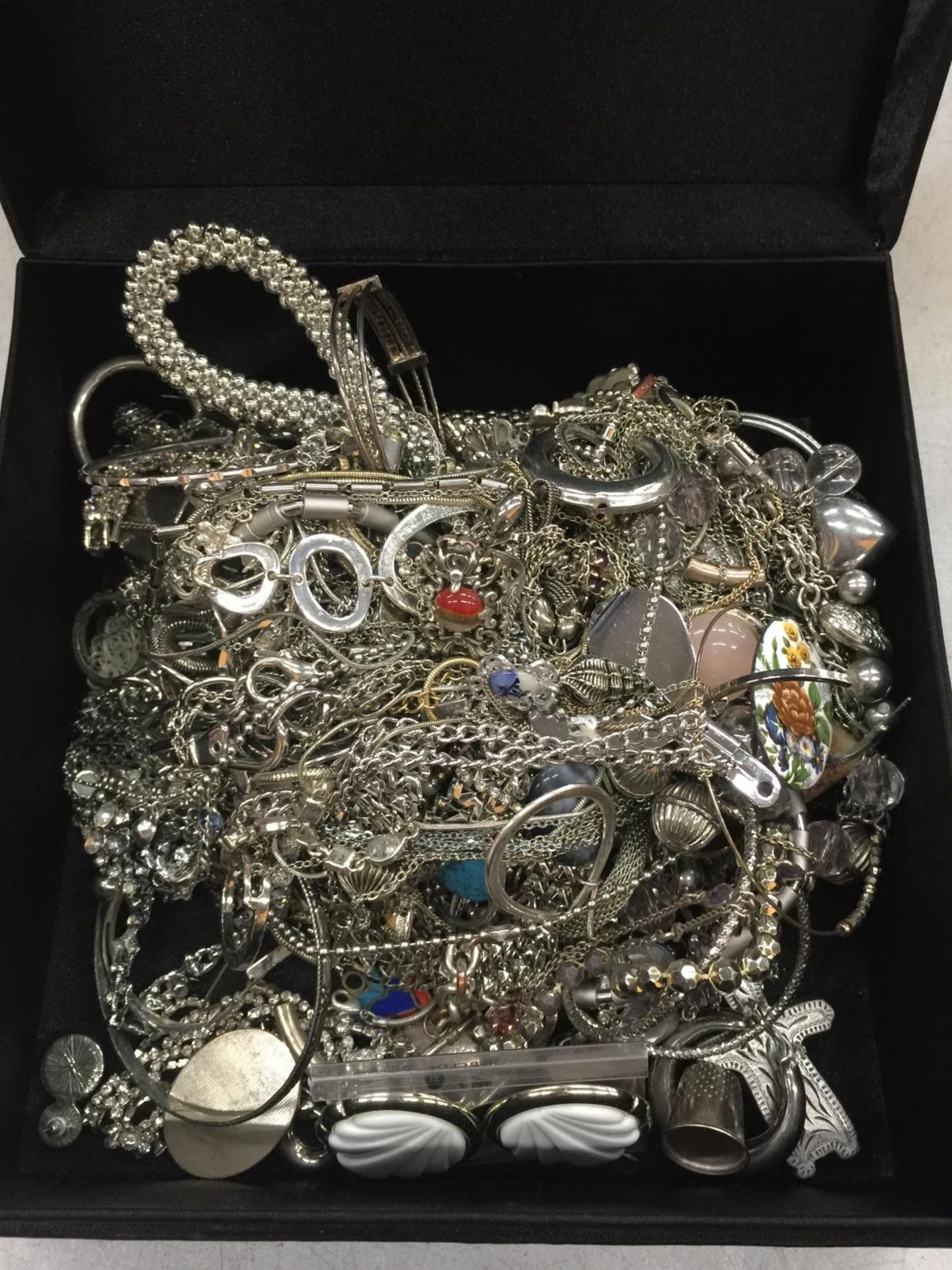 A BOX CONTAINING A QUANTITY OF WHITE METAL JEWELLERY TO INCLUDE NECKLACES, BANGLES, BRACELETS, - Image 6 of 6