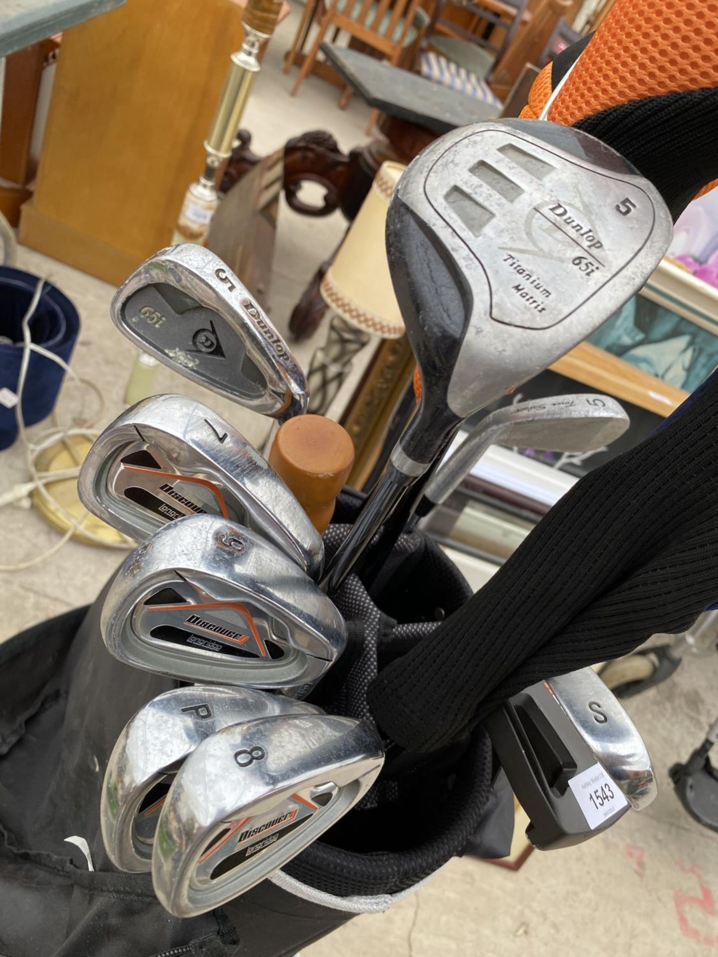 A LONGRIDGE GOLF BAG WITH AN ASSORTMENT OF LONGRIDGE GOLF CLUBS - Image 4 of 6