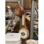 AN OAK CASED BAROMETER WITH ROCOCO STYLE CARVING HEIGHT 86CM - GLASS BROKEN AND A COPPER WITH