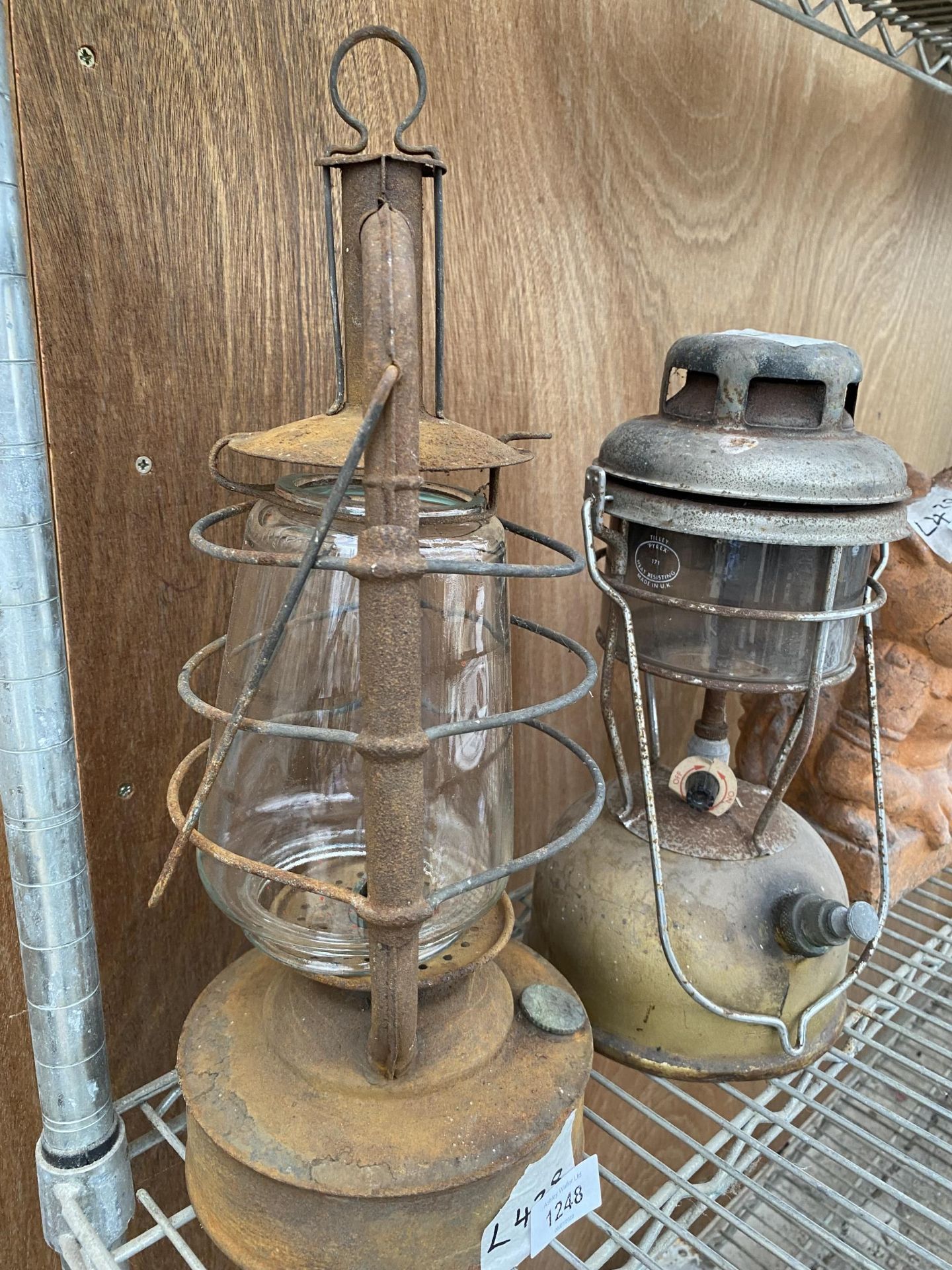 A VINTAGE PARAFIN TILLY LAMP AND A FURTHER SANDSTAR OIL LAMP - Image 2 of 4