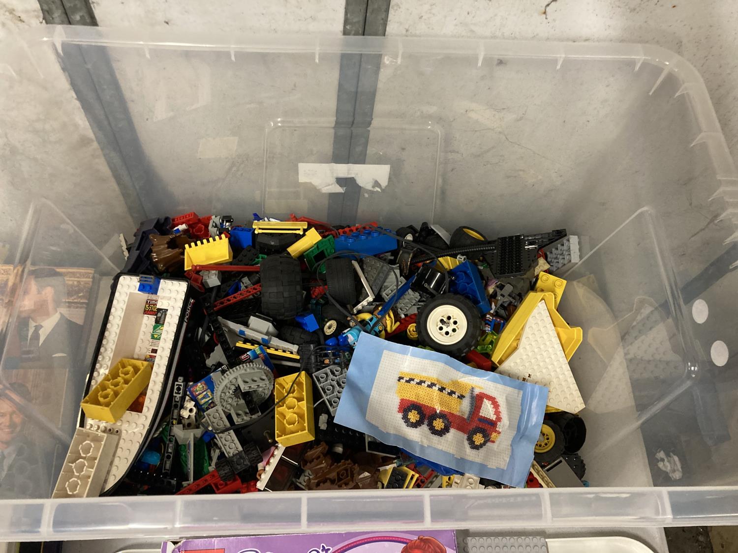 A LARGE PLASTIC BOX OF LEGO TOGETHER WITH A BOXED FRIEND'S LEGO SET - Image 2 of 3