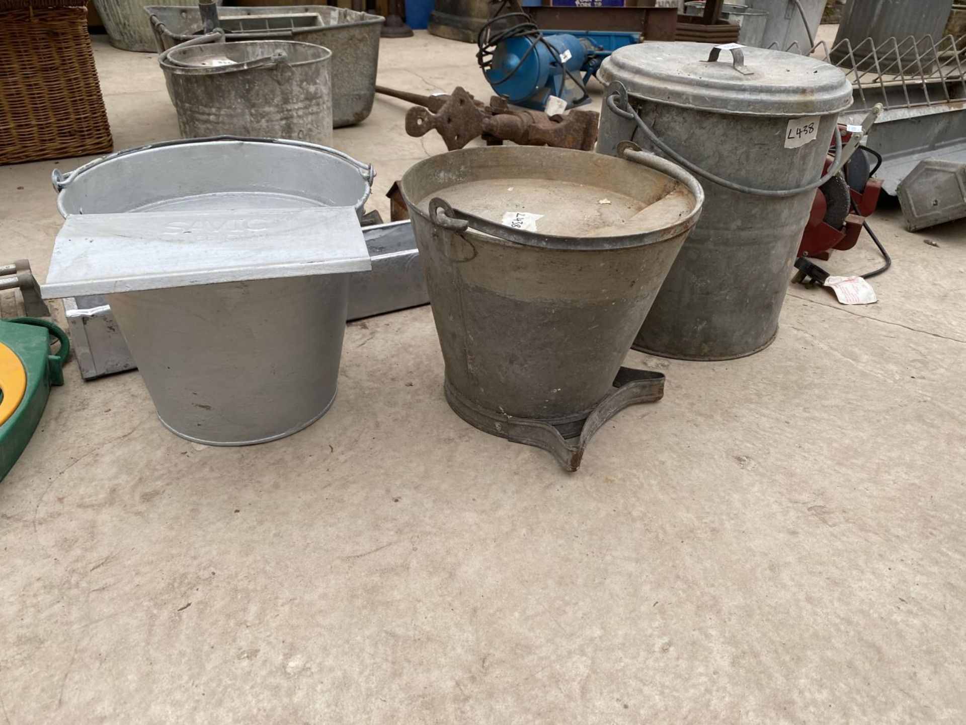 AN ASSORTMENT OF GALVANISED ITEMS TO INCLUDE POULTRY FEEDERS, A TROUGH AND BUCKETS ETC - Image 2 of 7