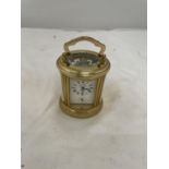 A SMALL VINTAGE STYLE CARRIAGE CLOCK WITH BEVELLED GLASS TO REVEAL THE INNER WORKINGS. COMPLETE WITH