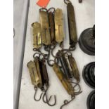 A QUANTITY OF BRASS SPRING AND POCKET BALANCE SCALES TO INCLUDE SALTER, HUGHES, ETC