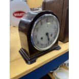 A VINTAGE ENFIELD BAKELITE MANTLE CLOCK HEIGHT 20CM