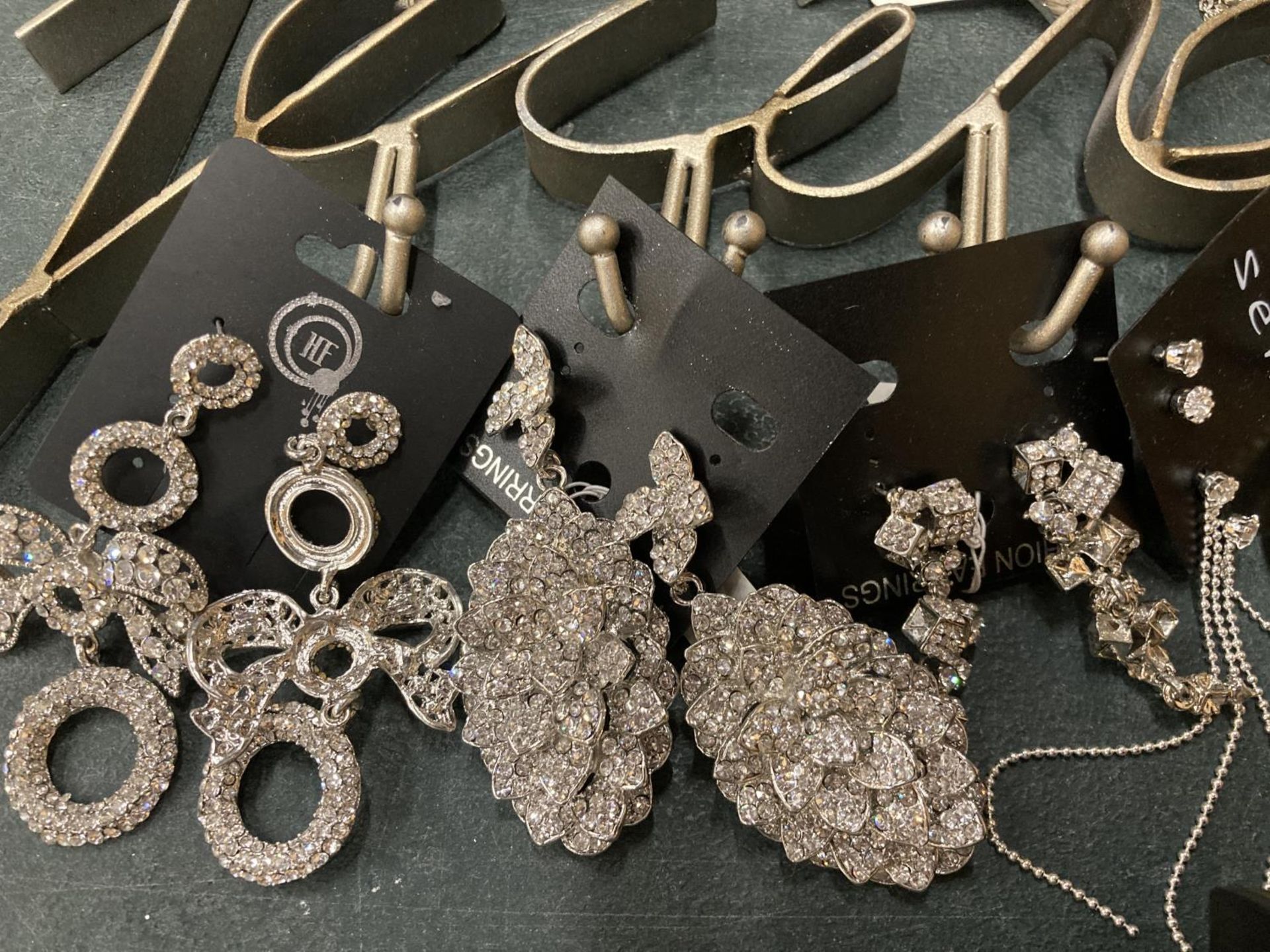 A QUANTITY OF COSTUME JEWELLERY TO INCLUDE RINGS, EARRINGS, BANGLES, NECKLACES, SOME BOXED - Image 9 of 10