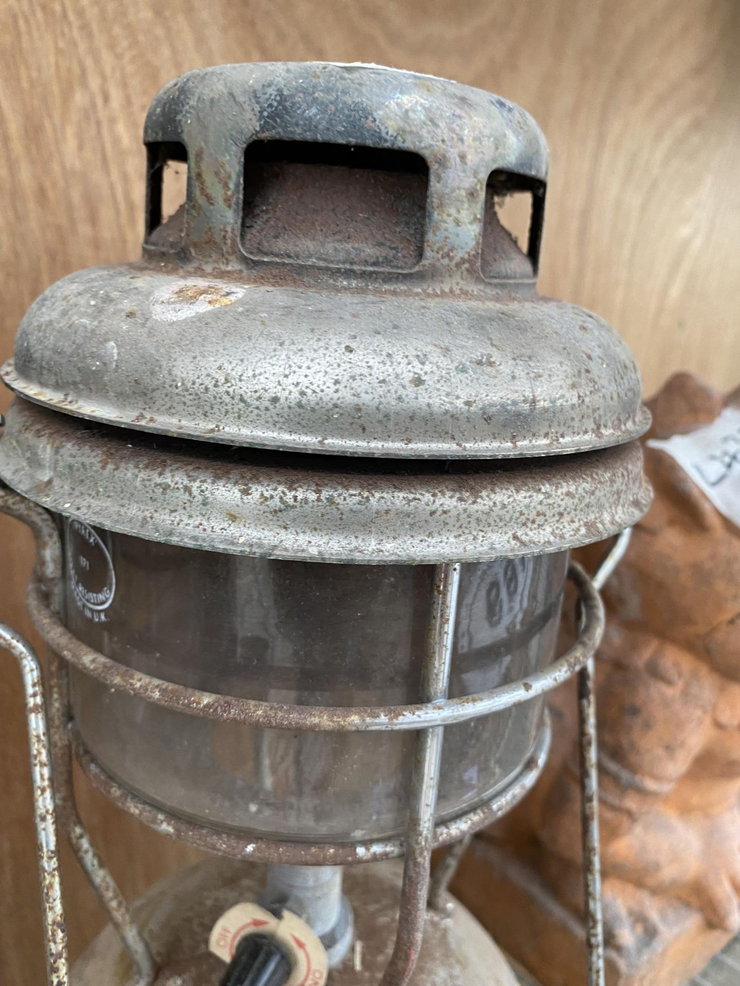 A VINTAGE PARAFIN TILLY LAMP AND A FURTHER SANDSTAR OIL LAMP - Image 3 of 4