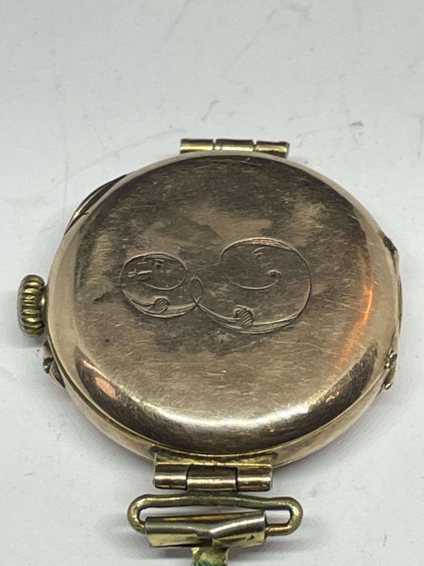 A MARKED 9 CARAT GOLD CASED WATCH WITH LEATHER STRAP IN NEED OF REPAIR - Image 8 of 12