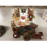 A COLLECTION OF TEDDY BEAR RELATED ITEMS TO INCLUDE BOOKENDS, MONEY BOX, ORNAMENTS