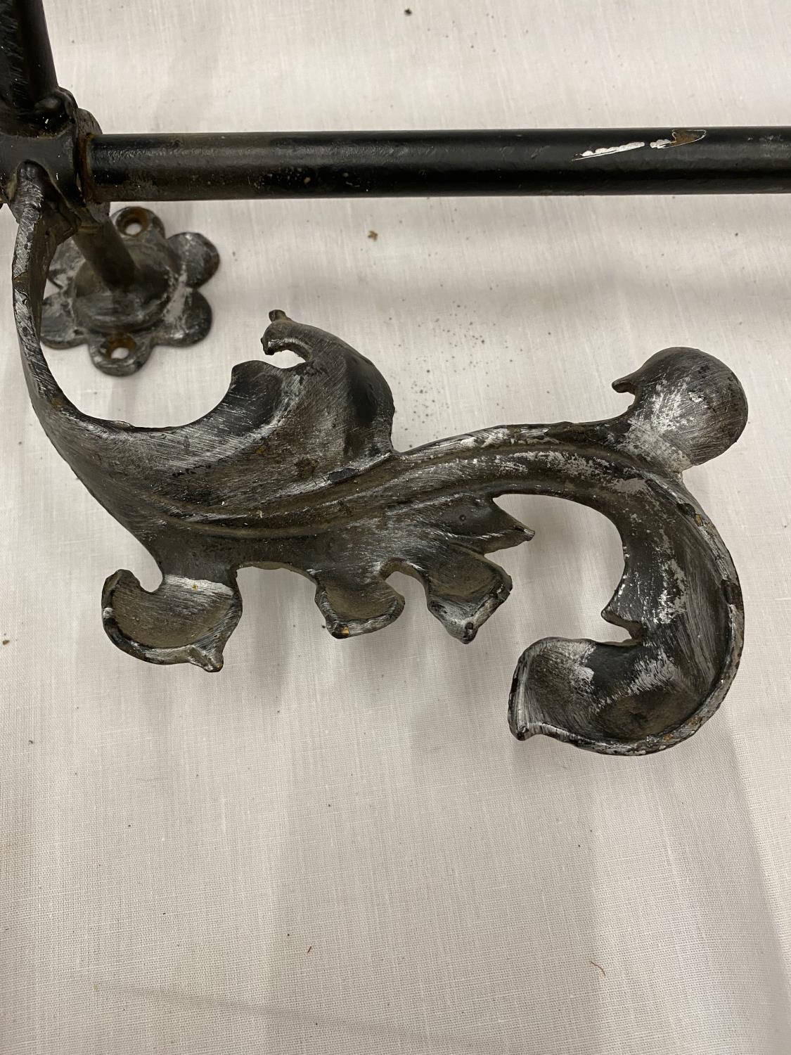 A DECORATIVE WROUGHT IRON WALL MOUNTED RACK/RAIL - Image 11 of 12