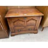 AN ANTIQUE STYLE OAK TV STAND IN THE FORM OF A COFFER BACH, 26" WIDE