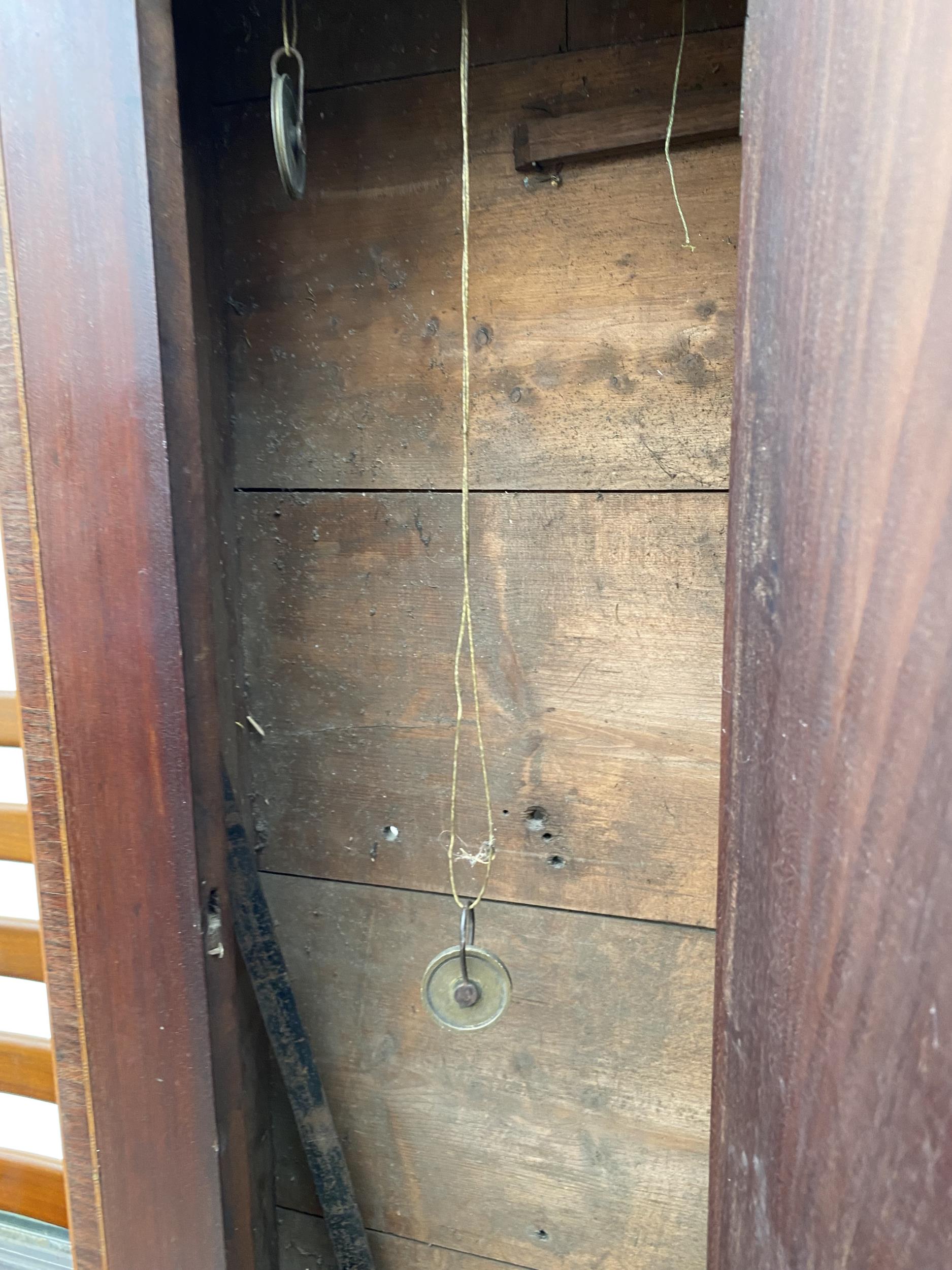 AN 18TH CENTURY MAHOGANY EIGHT-DAY LONGCASE CLOCK WITH BRASS FACE AND INLAID OVALS DEPICTING BIRDS - Image 5 of 12