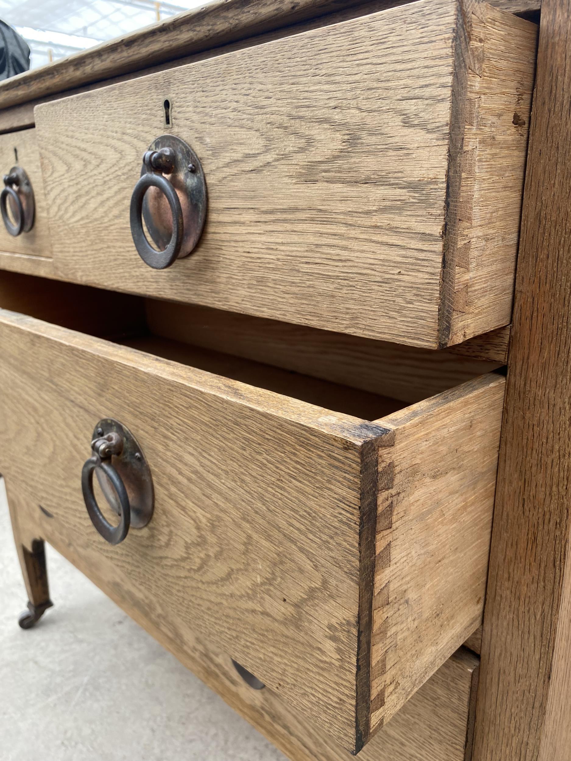 AN OAK ART NOUVEAU CHEST OF TWO SHORT AND TWO LONG DRAWERS, 36" WIDE, WITH COPPERISED HANDLES - Image 6 of 7