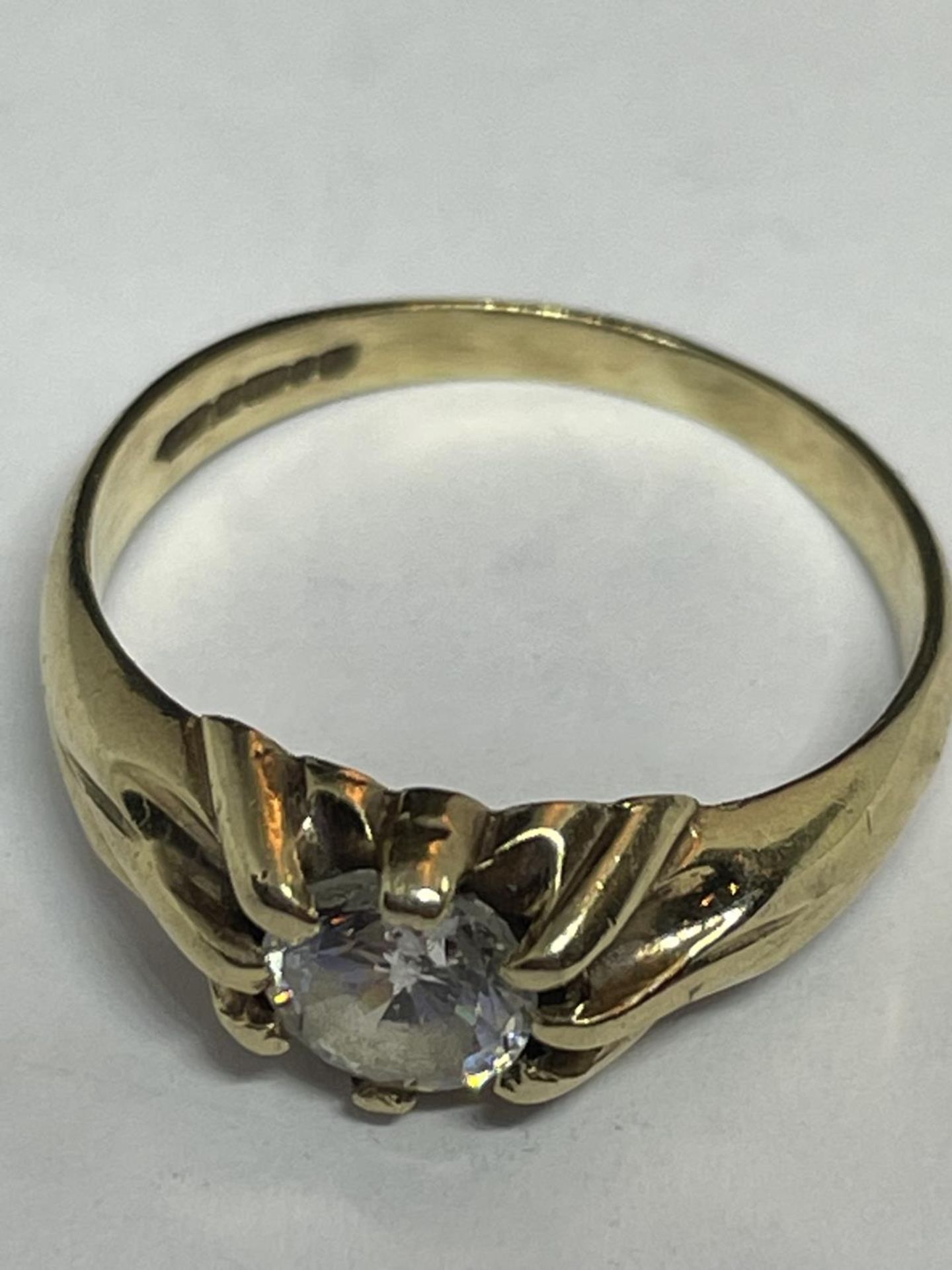 A 9 CARAT GOLD RING WITH A SOLITAIRE CUBIC ZIRCONIA STONE SIZE K - Image 7 of 8