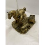 A HEAVY BRASS SHIRE HORSE AT A BLACKSMITHS HEIGHT 18.5CM, WIDTH 20.5CM, LENGTH 24CM