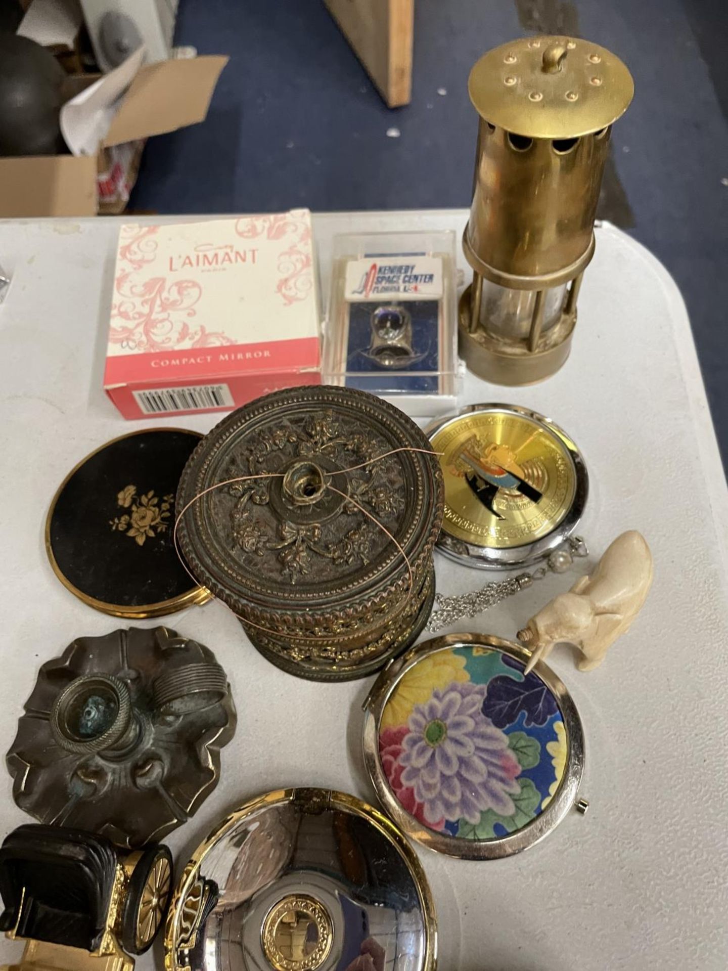 A COLLECTION OF ITEMS TO INCLUDE VINTAGE COMPACTS, A BRASS STRING HOLDER, SMALL MINERS LAMP, - Image 4 of 4