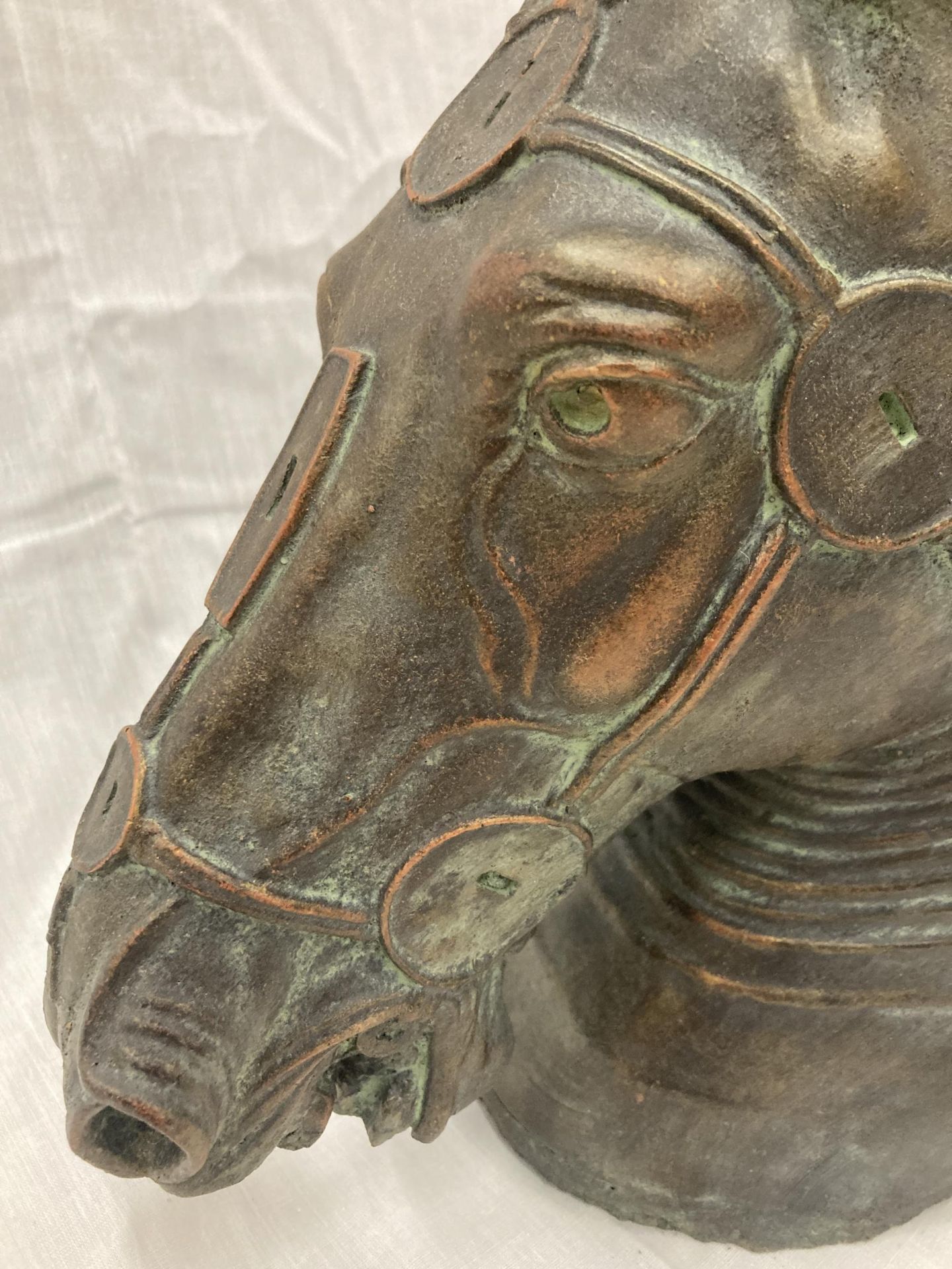 A BRONZE HORSE HEAD BUST HEIGHT 31CM - Bild 6 aus 7