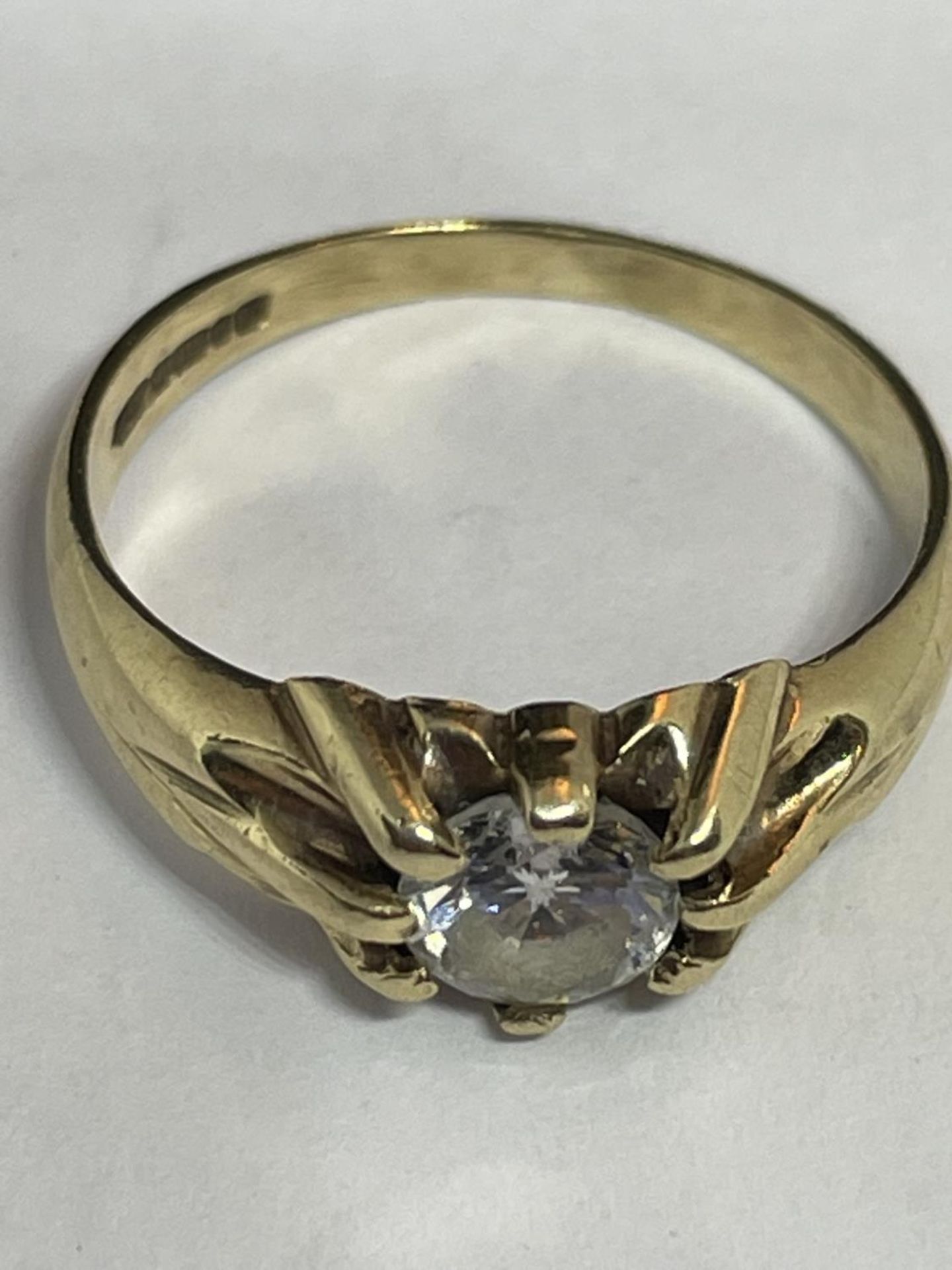 A 9 CARAT GOLD RING WITH A SOLITAIRE CUBIC ZIRCONIA STONE SIZE K