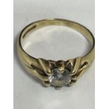 A 9 CARAT GOLD RING WITH A SOLITAIRE CUBIC ZIRCONIA STONE SIZE K