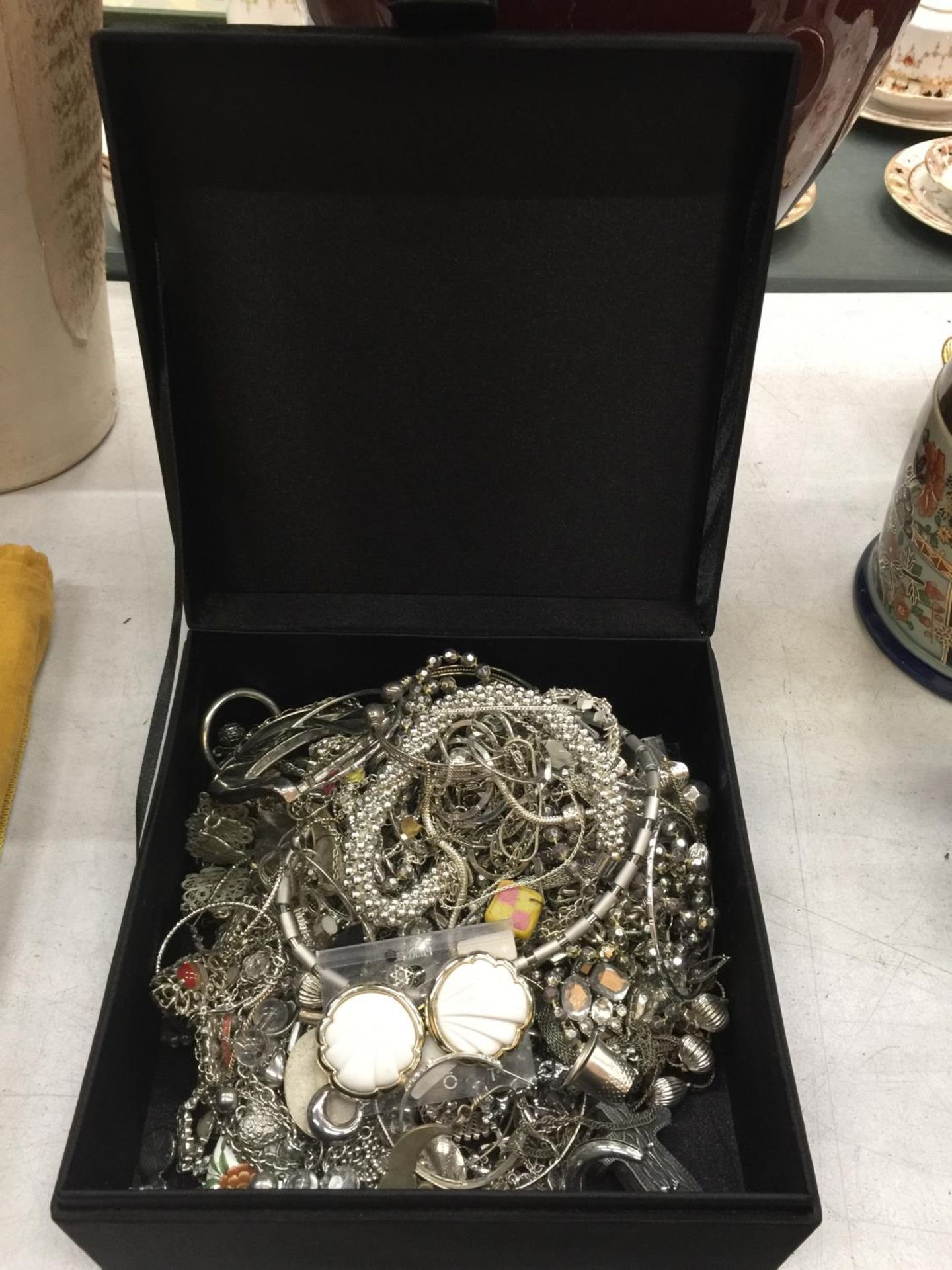 A BOX CONTAINING A QUANTITY OF WHITE METAL JEWELLERY TO INCLUDE NECKLACES, BANGLES, BRACELETS,