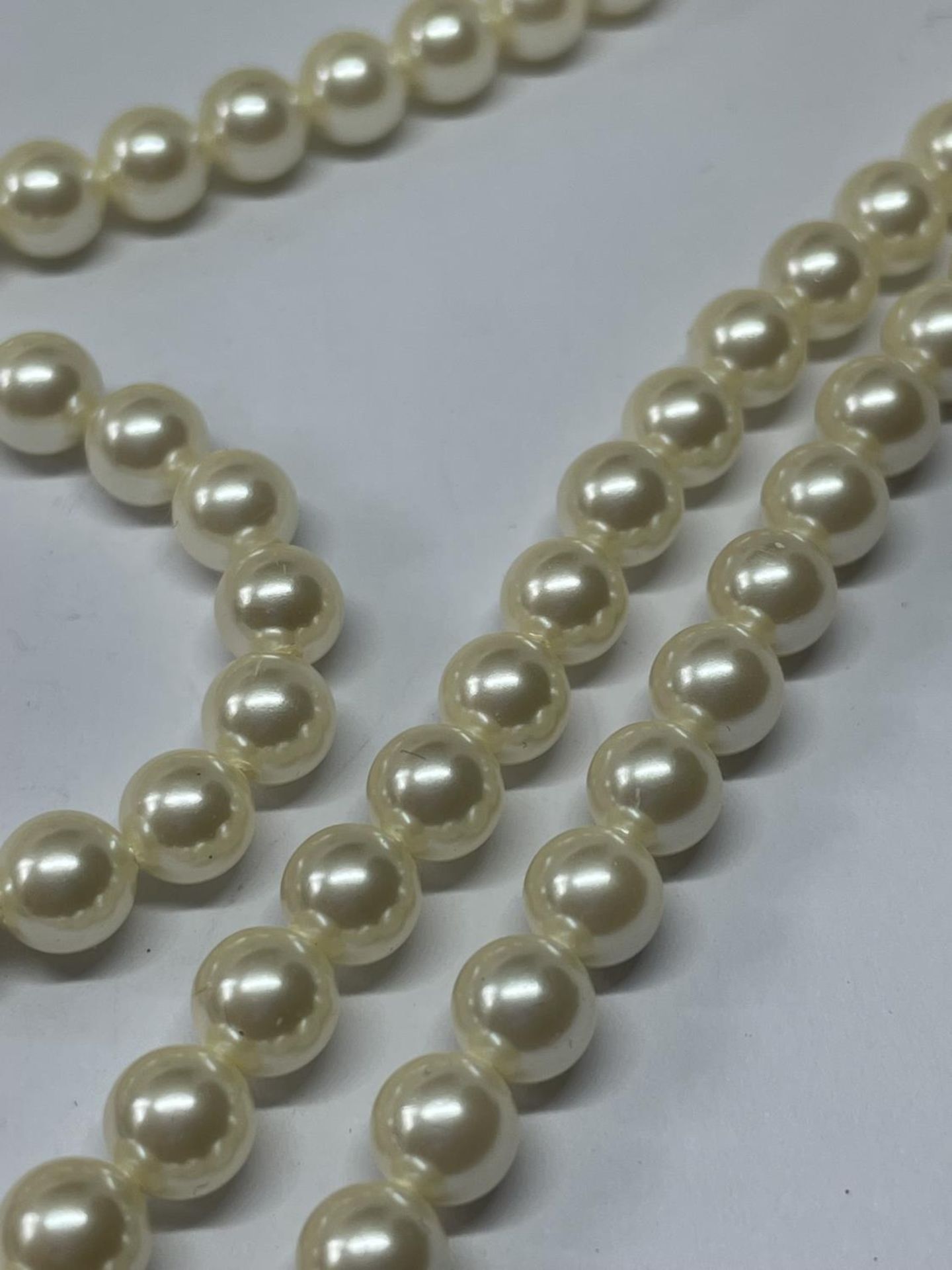 A LONG STRAND OF LOTUS PEARLS IN A PRESENTATION BOX - Image 2 of 3