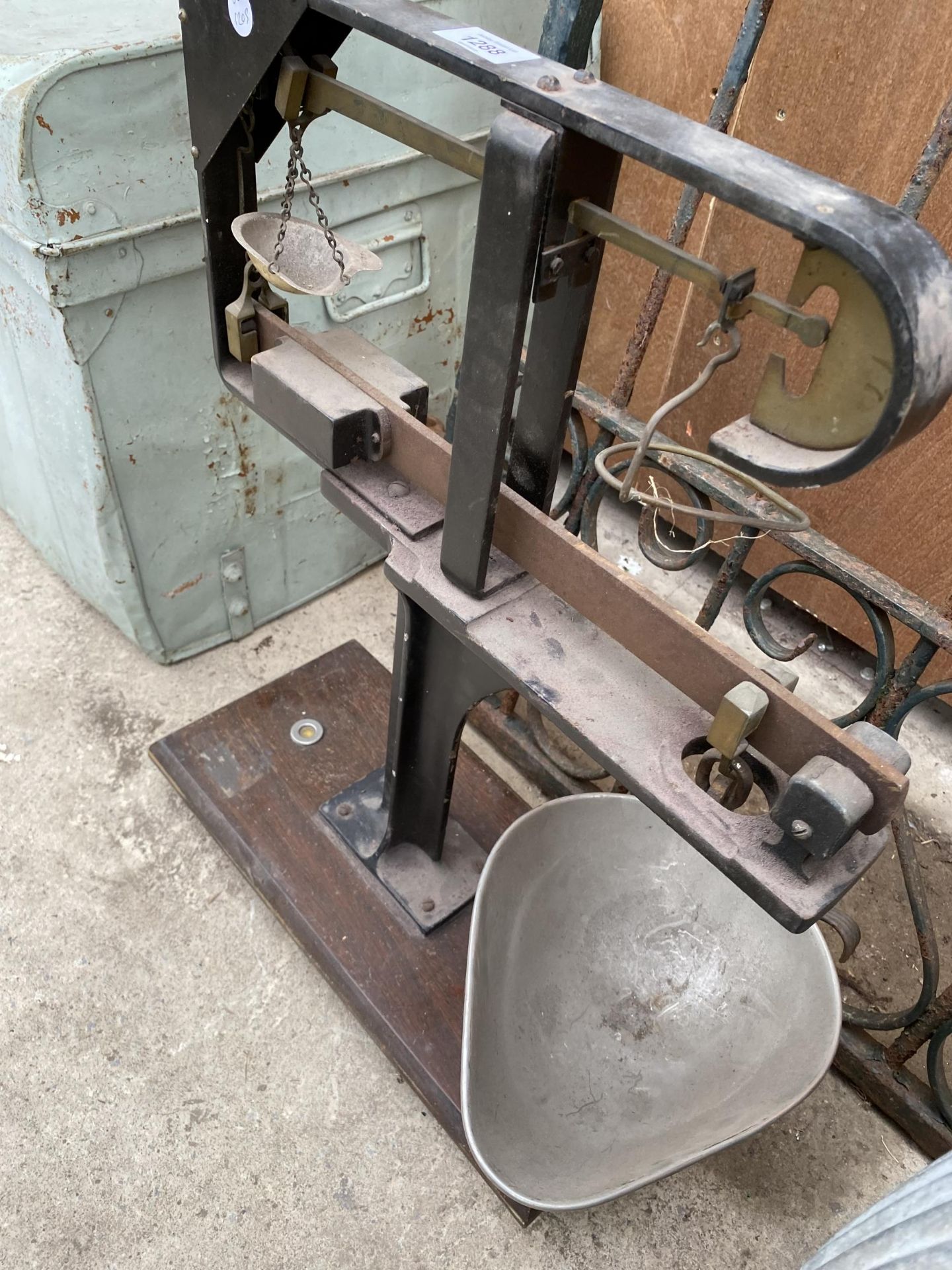 A SET OF VINTAGE BALANCE SCALES - Image 4 of 5