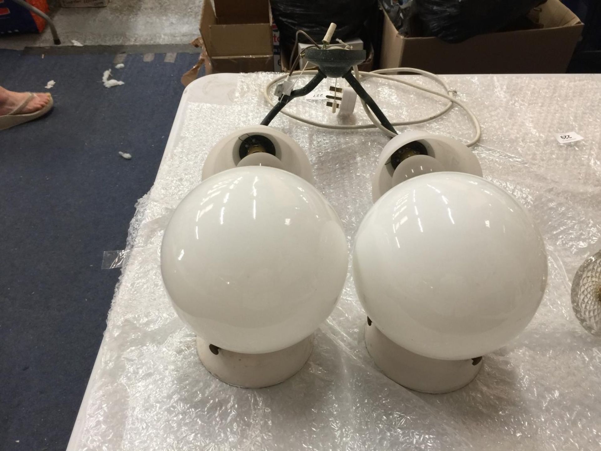 A PAIR OF VINTAGE SPHERICAL CEILING LIGHTS APPROX 18CM X 15CM PLUS A TWIN BRANCHED WALL LIGHT - Image 3 of 3