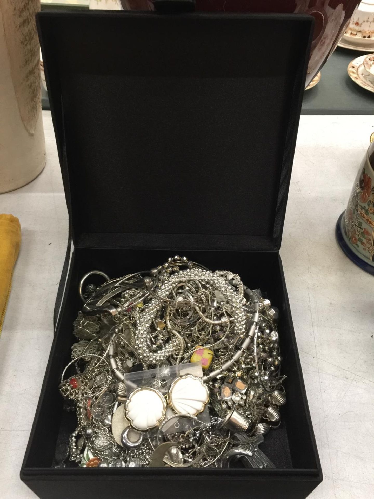A BOX CONTAINING A QUANTITY OF WHITE METAL JEWELLERY TO INCLUDE NECKLACES, BANGLES, BRACELETS, - Image 2 of 6