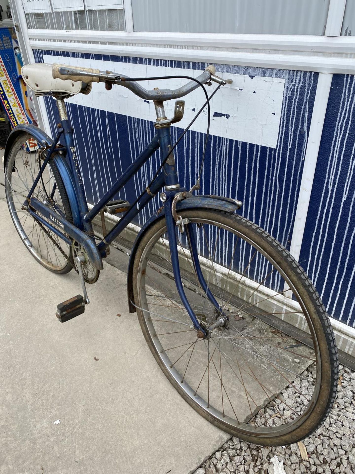 A VINTAGE LADIES BIKE - Image 4 of 4