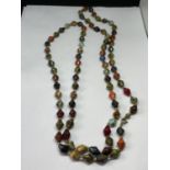 A LONG MULTI COLOURED AGATE NECKLACE
