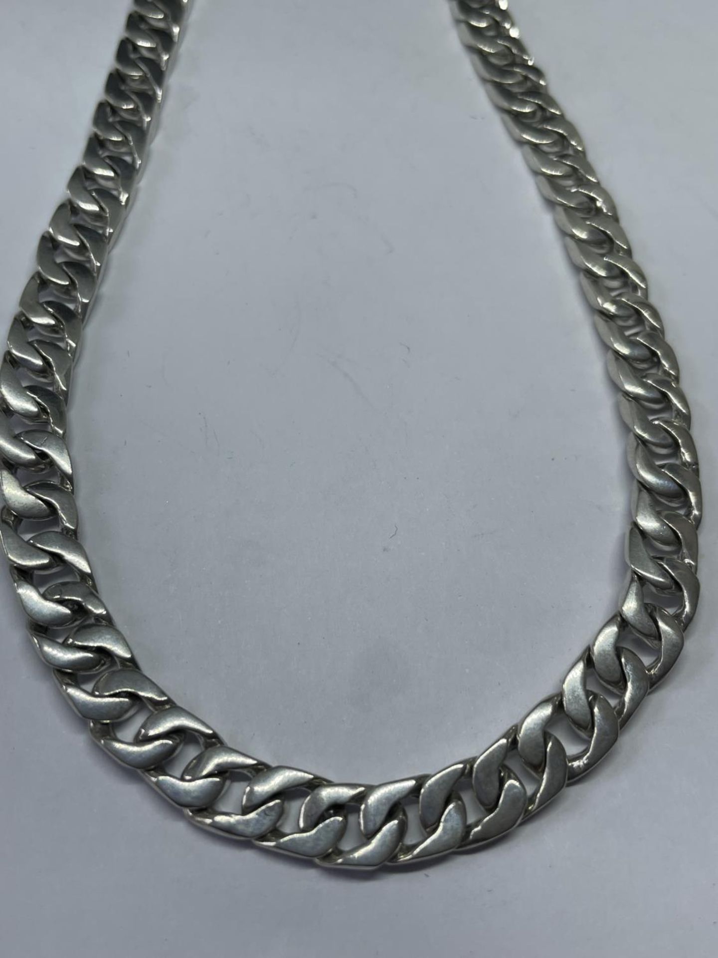 A HEAVY MARKED SILVER NECKLACE LENGTH 22 INCHES - Image 2 of 3