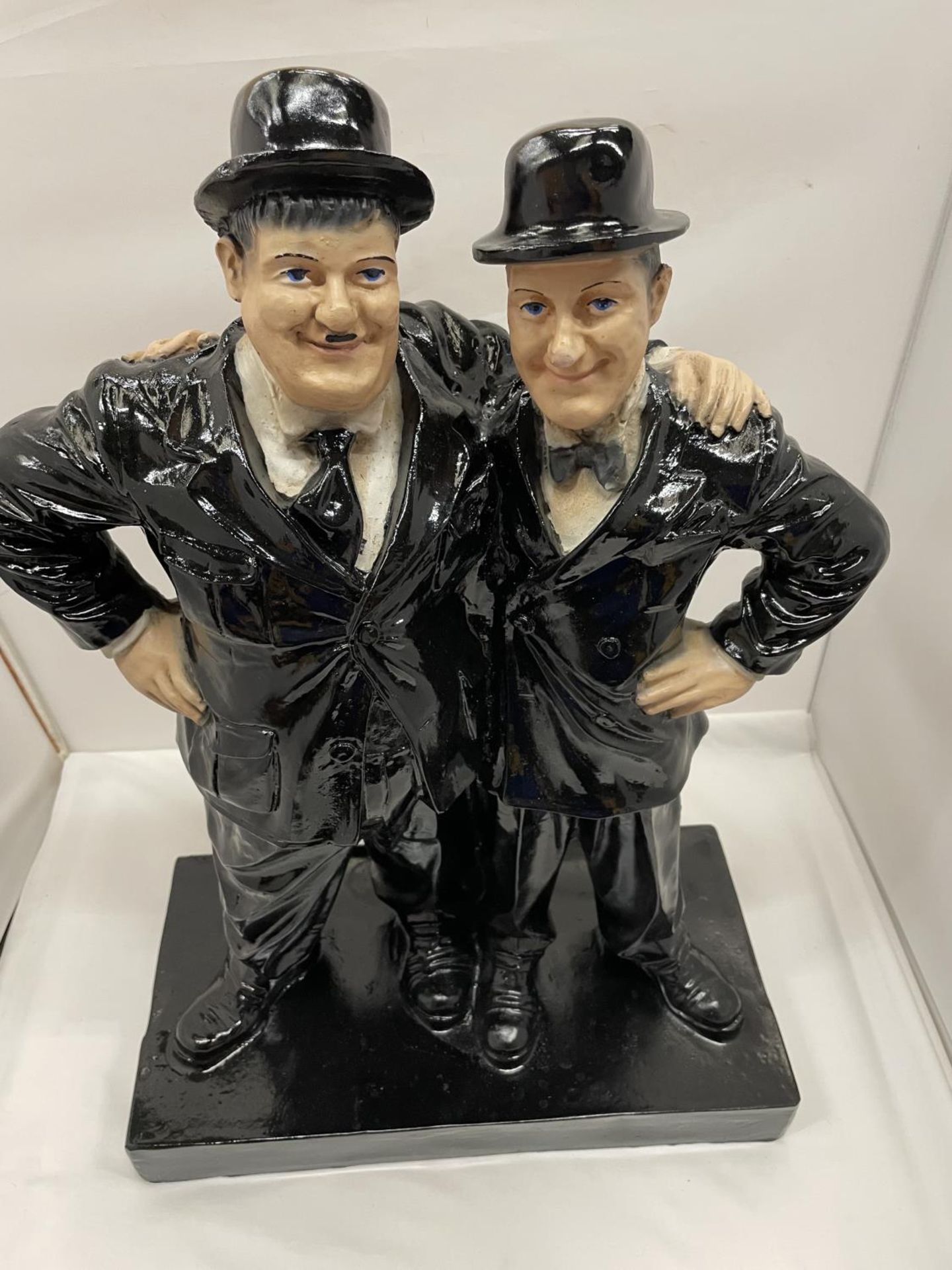 A LARGE LAUREL AND HARDY FIGURE HEIGHT 56CM - Image 2 of 6