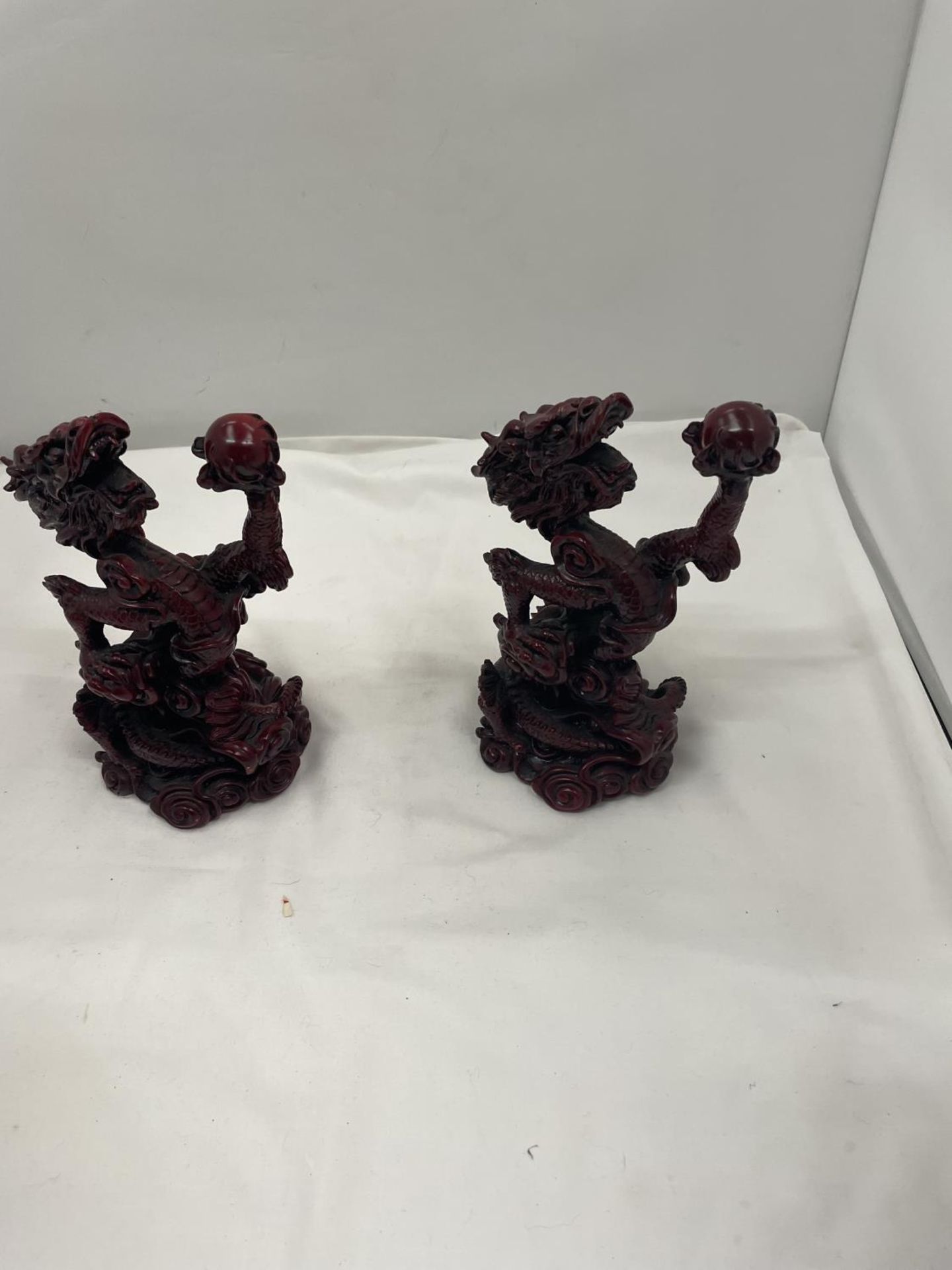 A PAIR OF ORIENTAL STYLE DRAGON FIGURES HEIGHT APPROX 22CM - Image 3 of 4