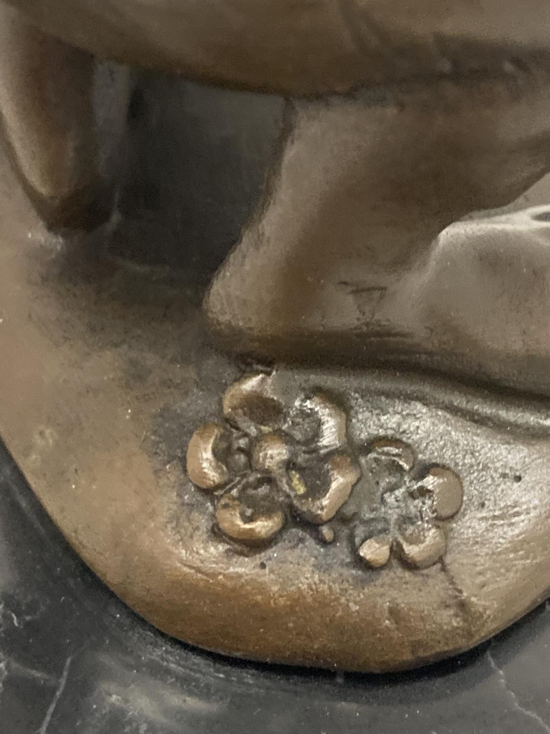 A SIGNED BRONZE RABBIT HOLDING HER BABY ON A MARBLE BASE - Image 5 of 10