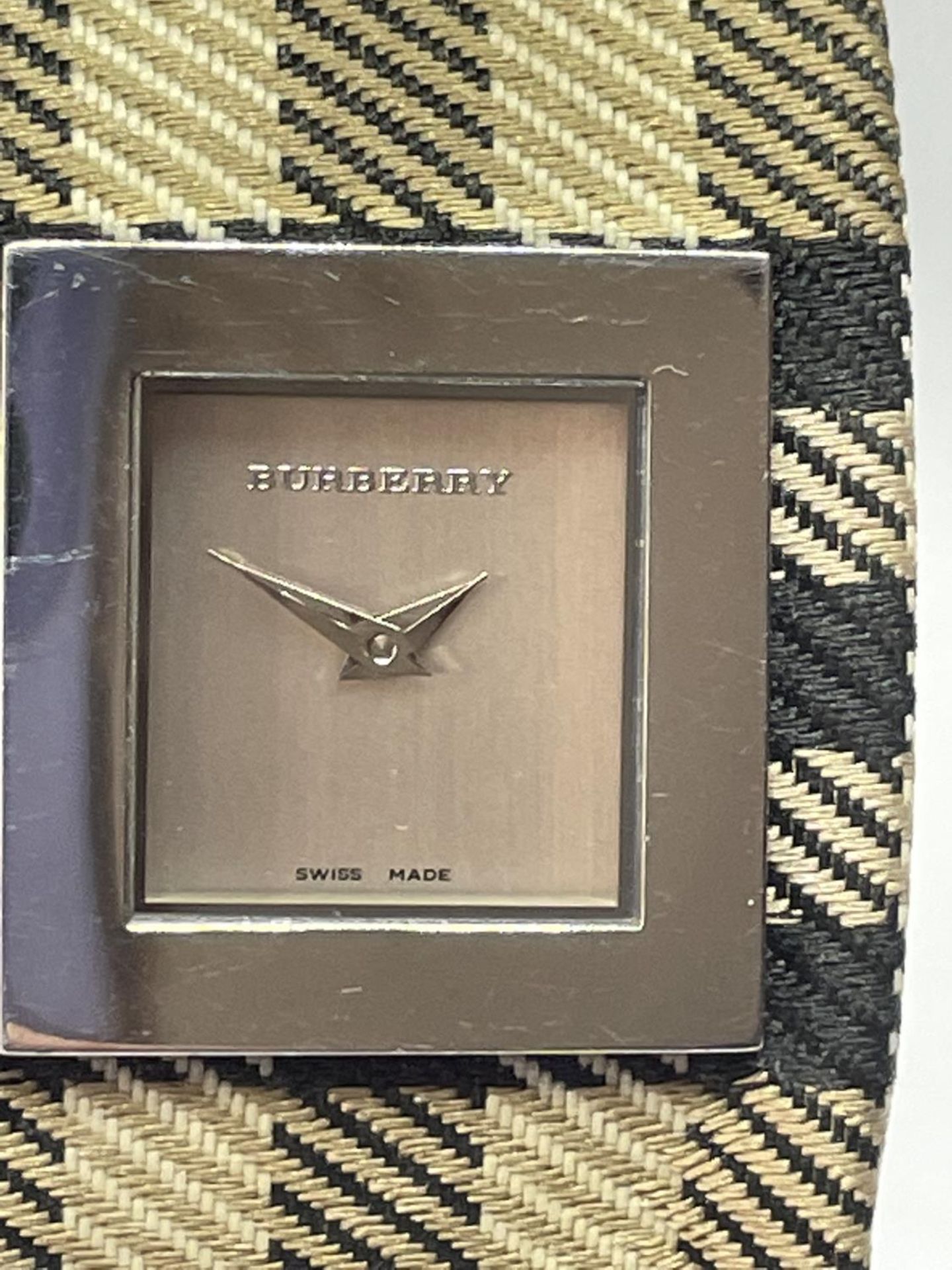 A BURBERRY WRIST WATCH - Image 2 of 4