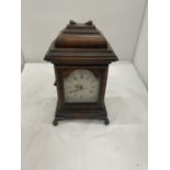 A VINTAGE STYLE MANTLE CLOCK WITH BATTERY MOVEMENT