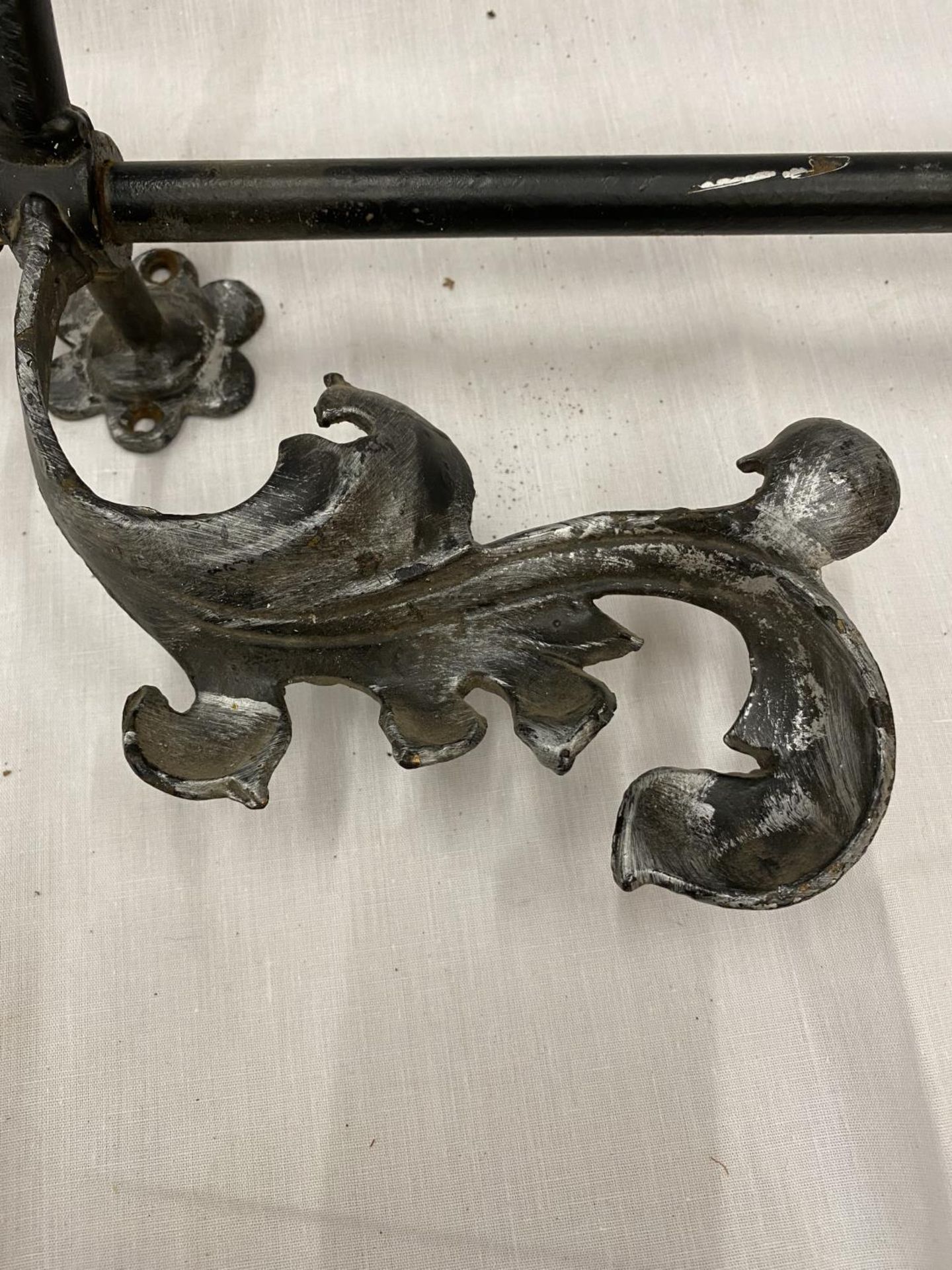 A DECORATIVE WROUGHT IRON WALL MOUNTED RACK/RAIL - Image 12 of 12