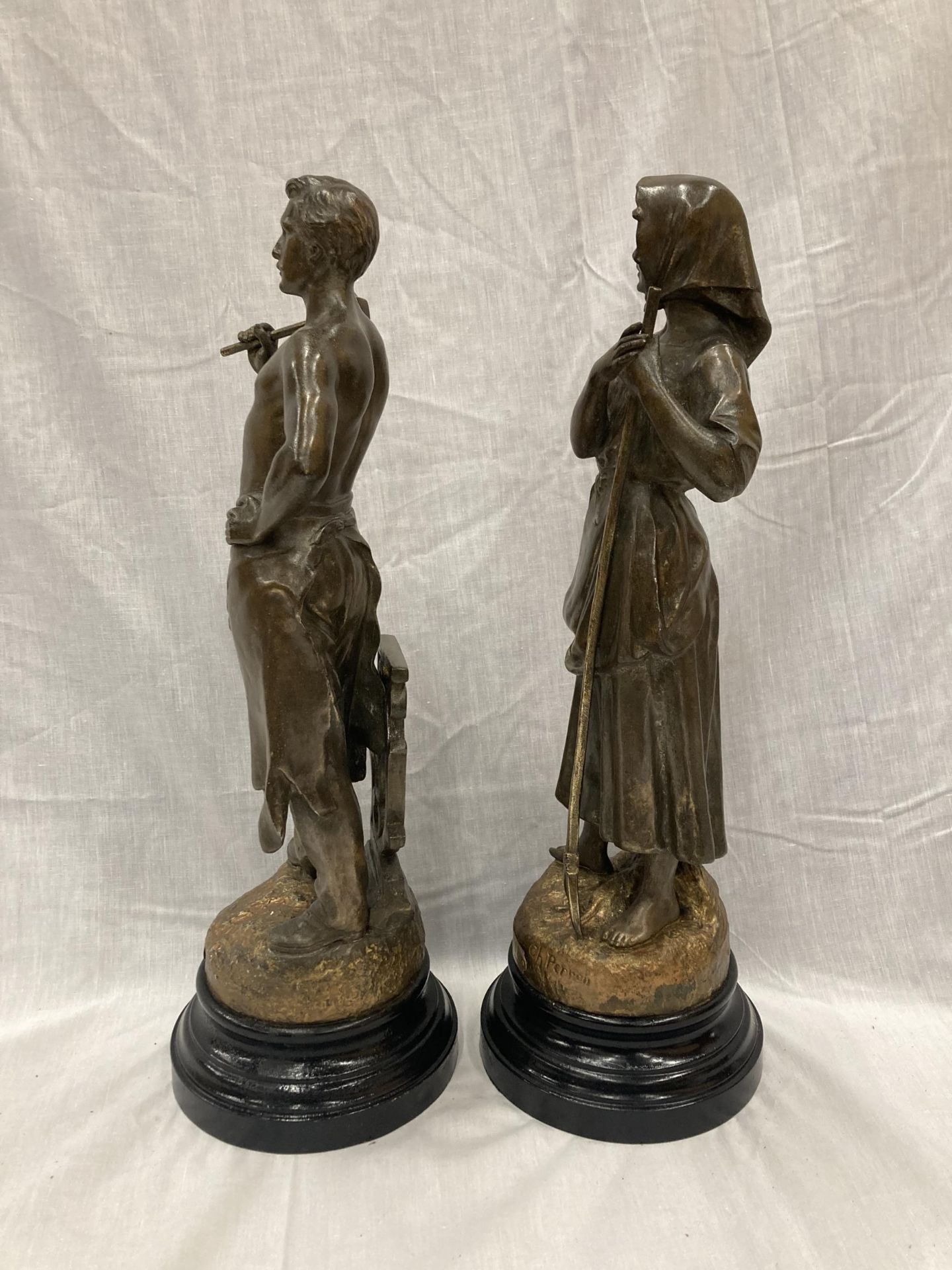 TWO SPELTER FIGURES THE BLACKSMITH AND THE HAYMAKER SIGNED C B PERRON PARIS WITH COIN REAR STAMP FOR - Bild 5 aus 7