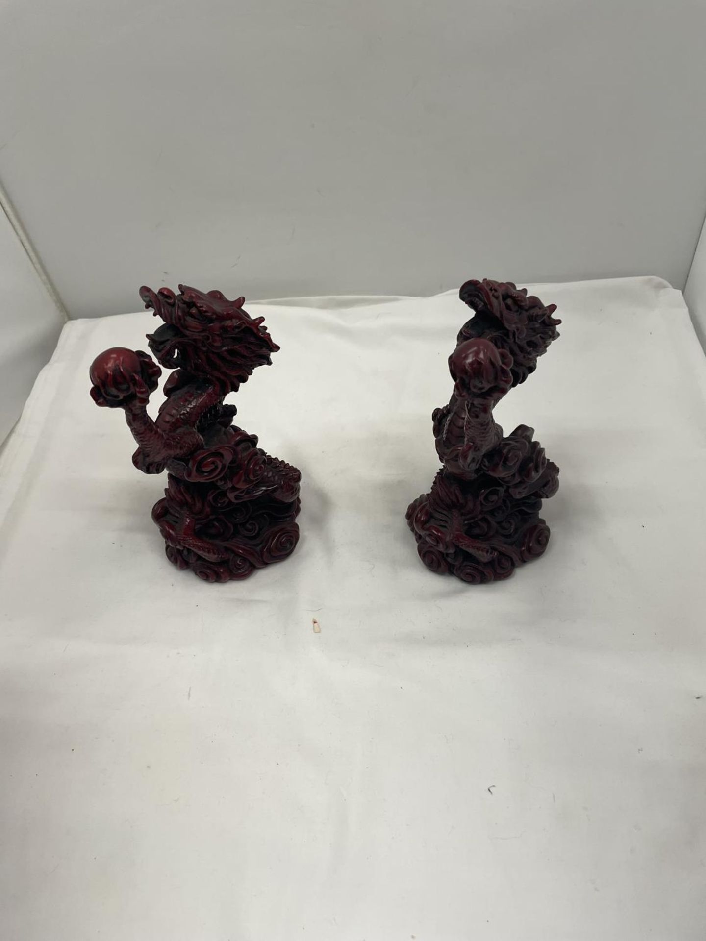 A PAIR OF ORIENTAL STYLE DRAGON FIGURES HEIGHT APPROX 22CM - Image 2 of 4