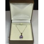 A 9 CARAT GOLD NECKLACE WITH AN AMETHYST PENDANT IN A PRESENTATION BOX