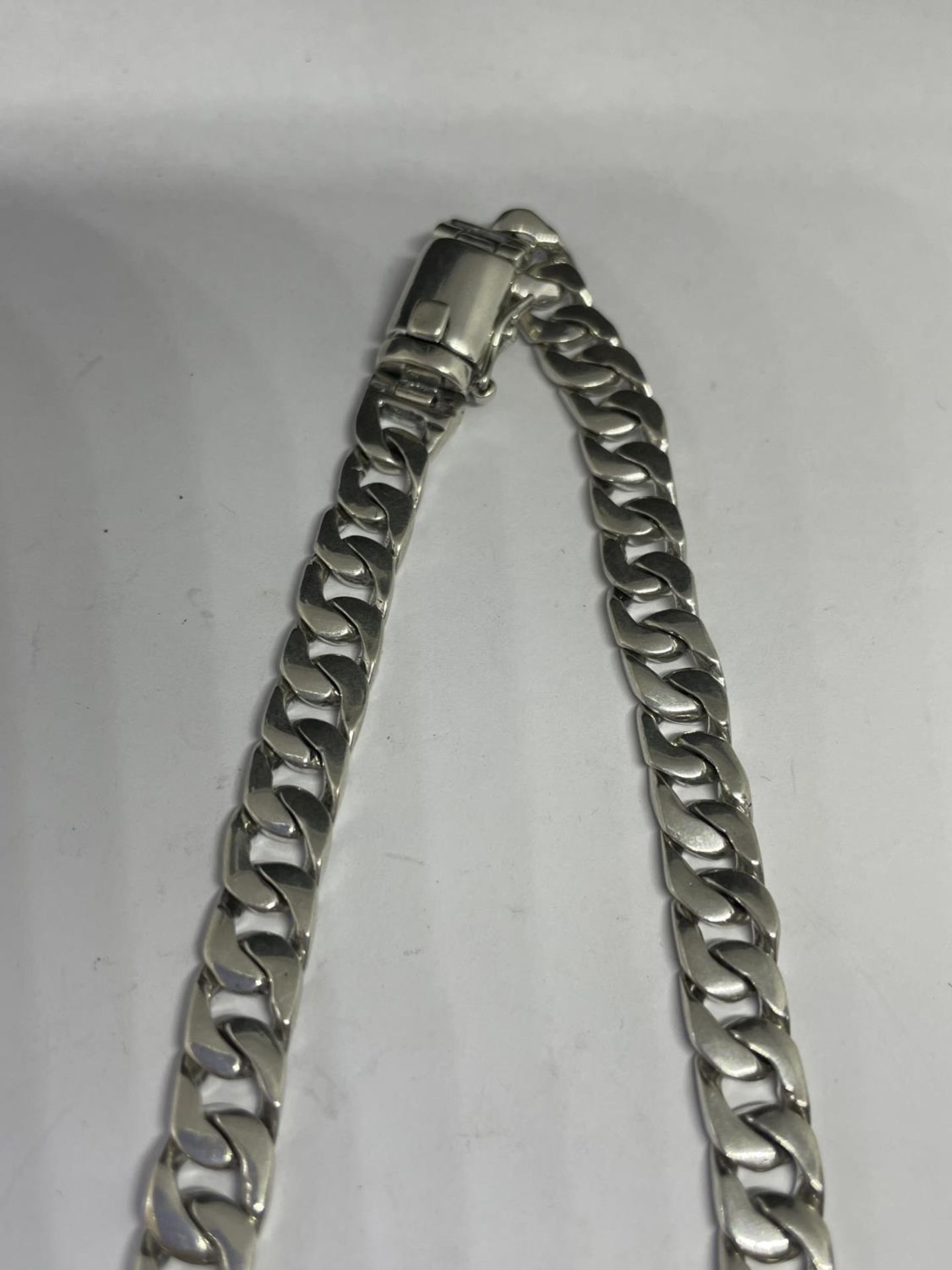 A HEAVY MARKED SILVER NECKLACE LENGTH 22 INCHES - Image 3 of 3