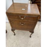 A MID 20TH CENTURY OAK BEDSIDE LOCKER ON CABRIOLE LEGS