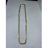 A MARKED SILVER GILT NECKLACE LENGTH 20 INCHES