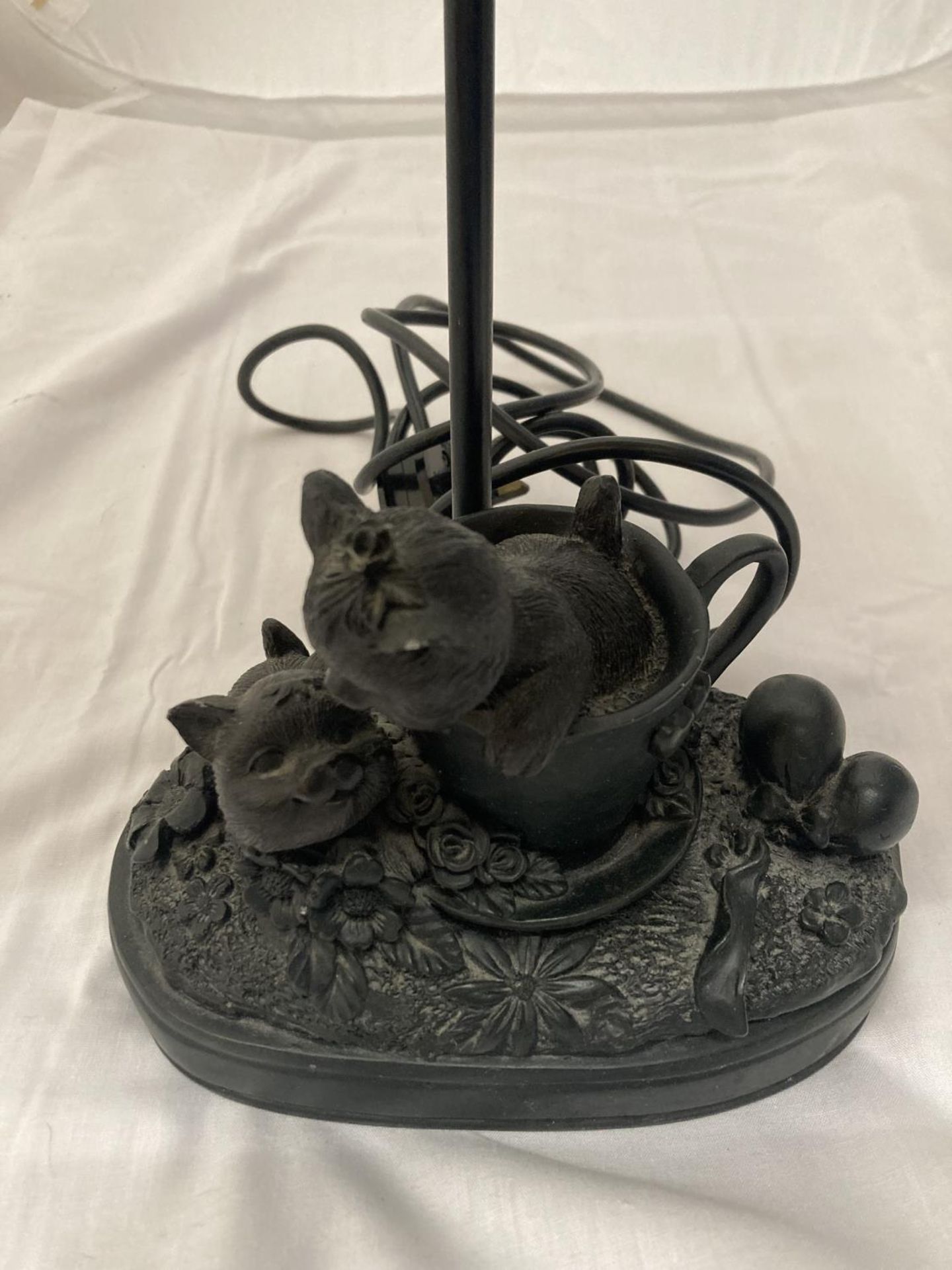 A VINTAGE STYLE TABLE LAMP WITH CATS TO THE BASE HEIGHT 44CM - Image 4 of 6