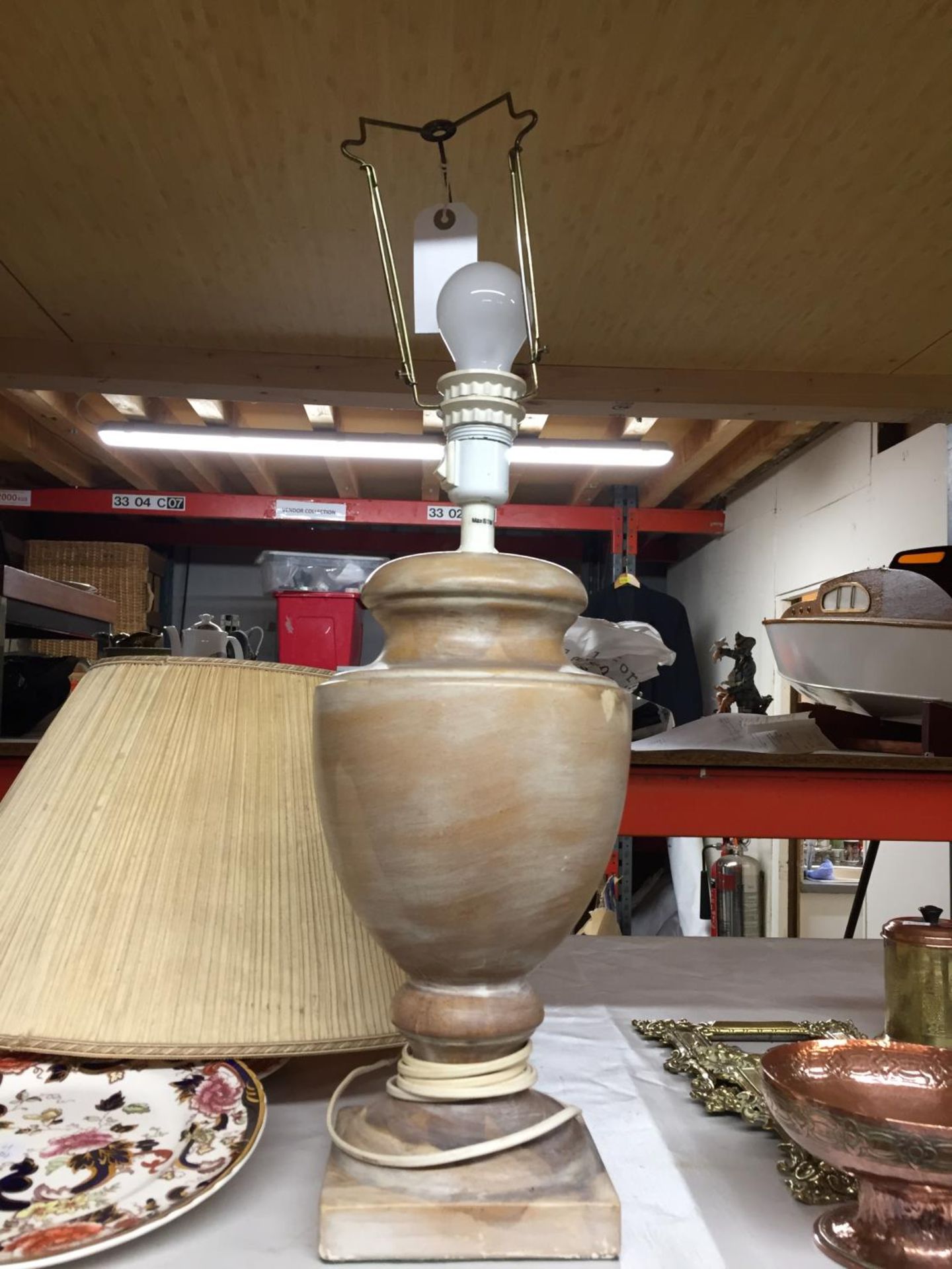 A HEAVY STONE TABLE LAMP WITH SHADE HEIGHT TO TOP OF LAMP APPROX 46CM