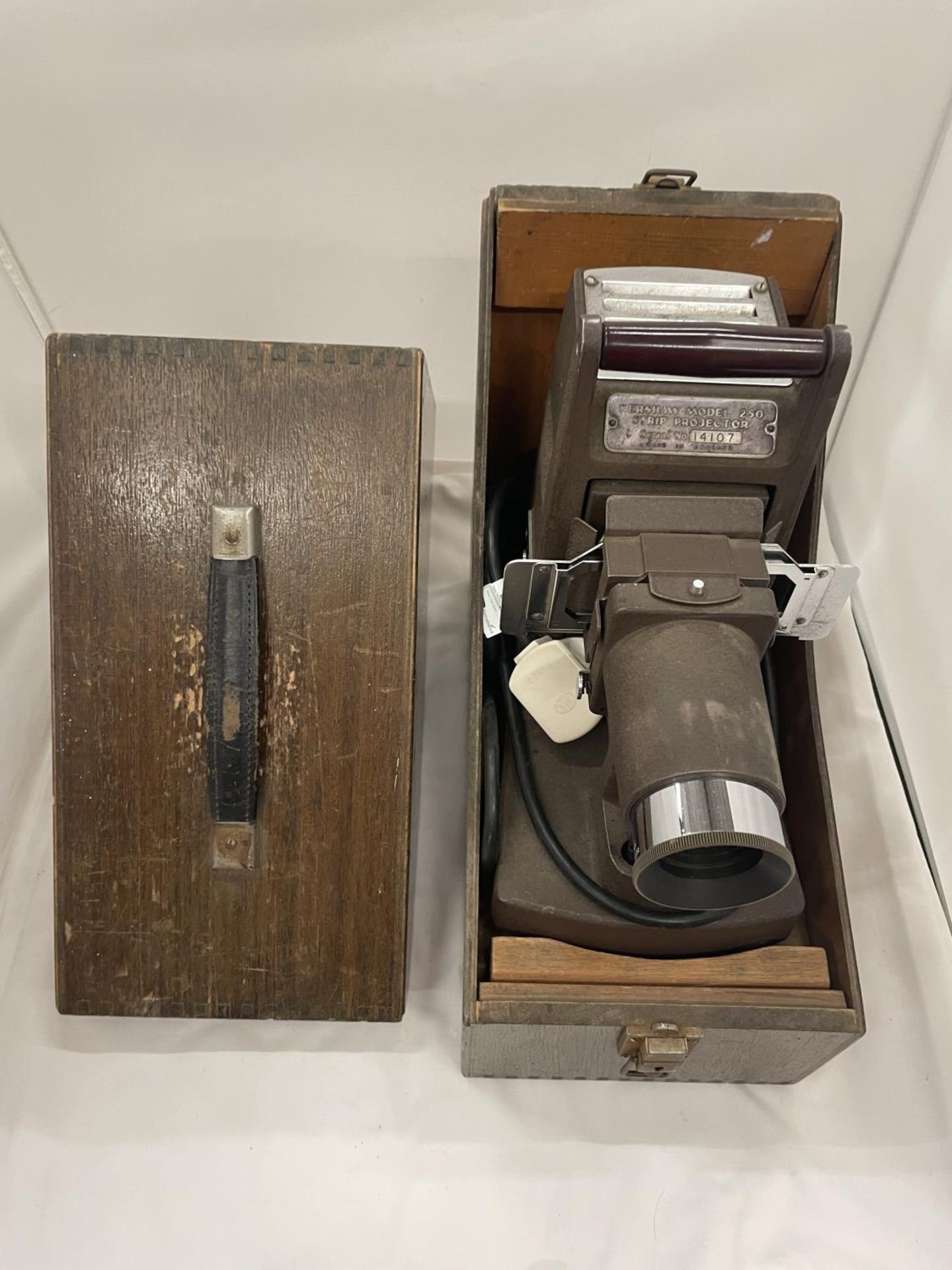 A VINTAGE KERSHAW MODEL 250 STRIP PROJECTOR SERIAL NUMBER 14107 IN WOODEN CASE